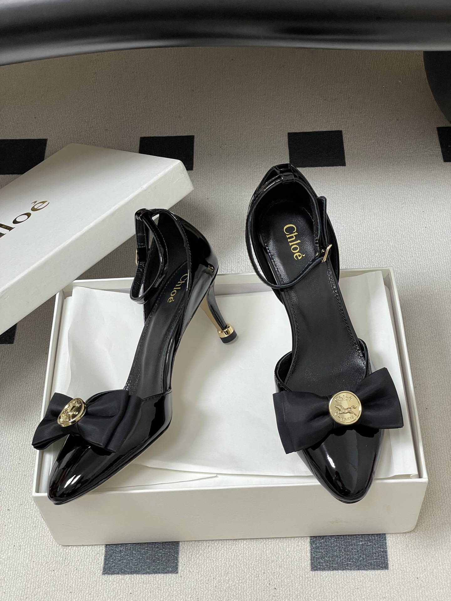 -Chloe蔻依 26ss春夏新款 金币蝴蝶结漆皮简约优雅玛丽珍鞋中空高跟鞋搭扣绕带细跟单鞋把复古千金的