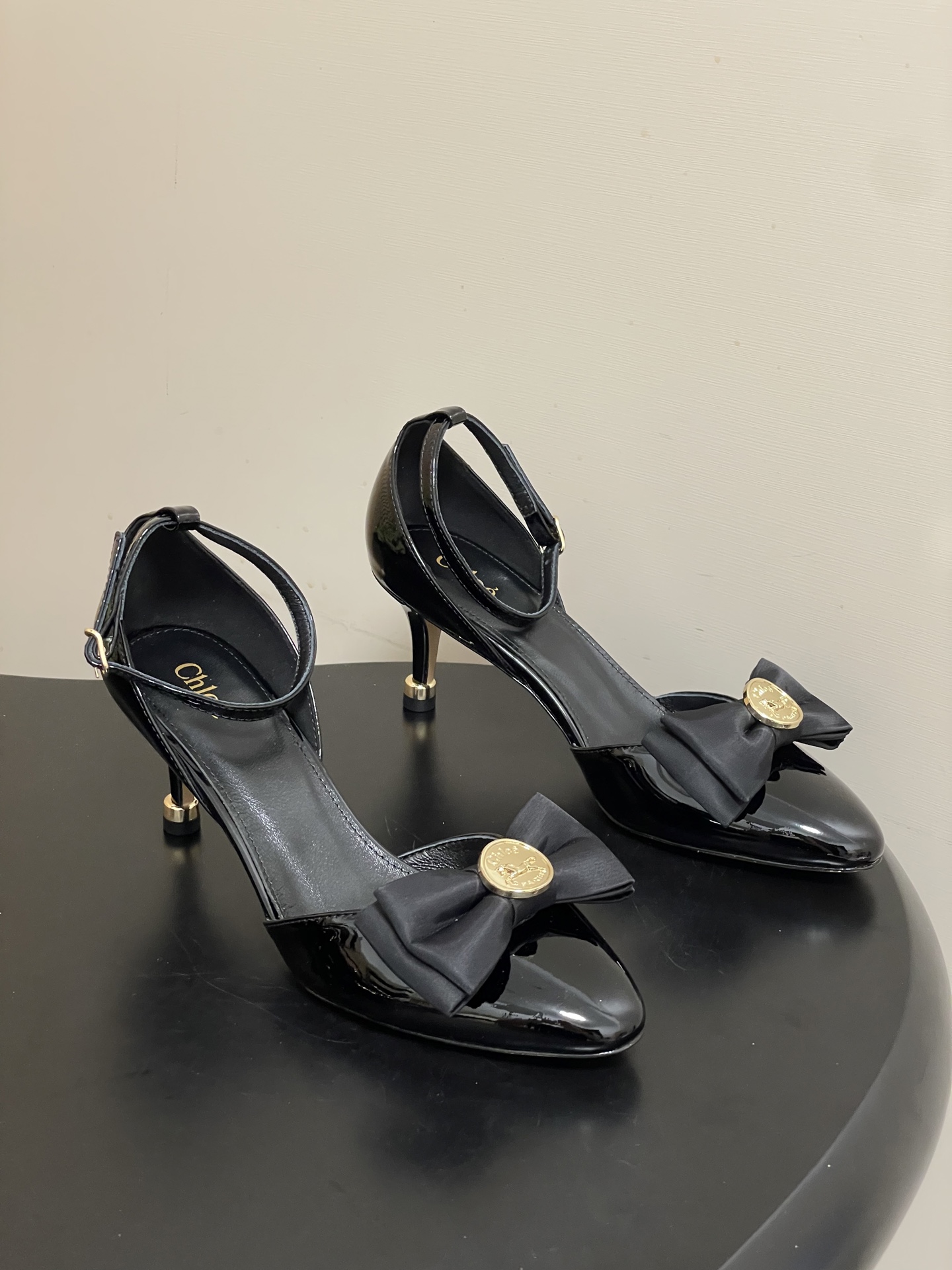 -Chloe蔻依 26ss春夏新款 金币蝴蝶结漆皮简约优雅玛丽珍鞋中空高跟鞋搭扣绕带细跟单鞋把复古千金的