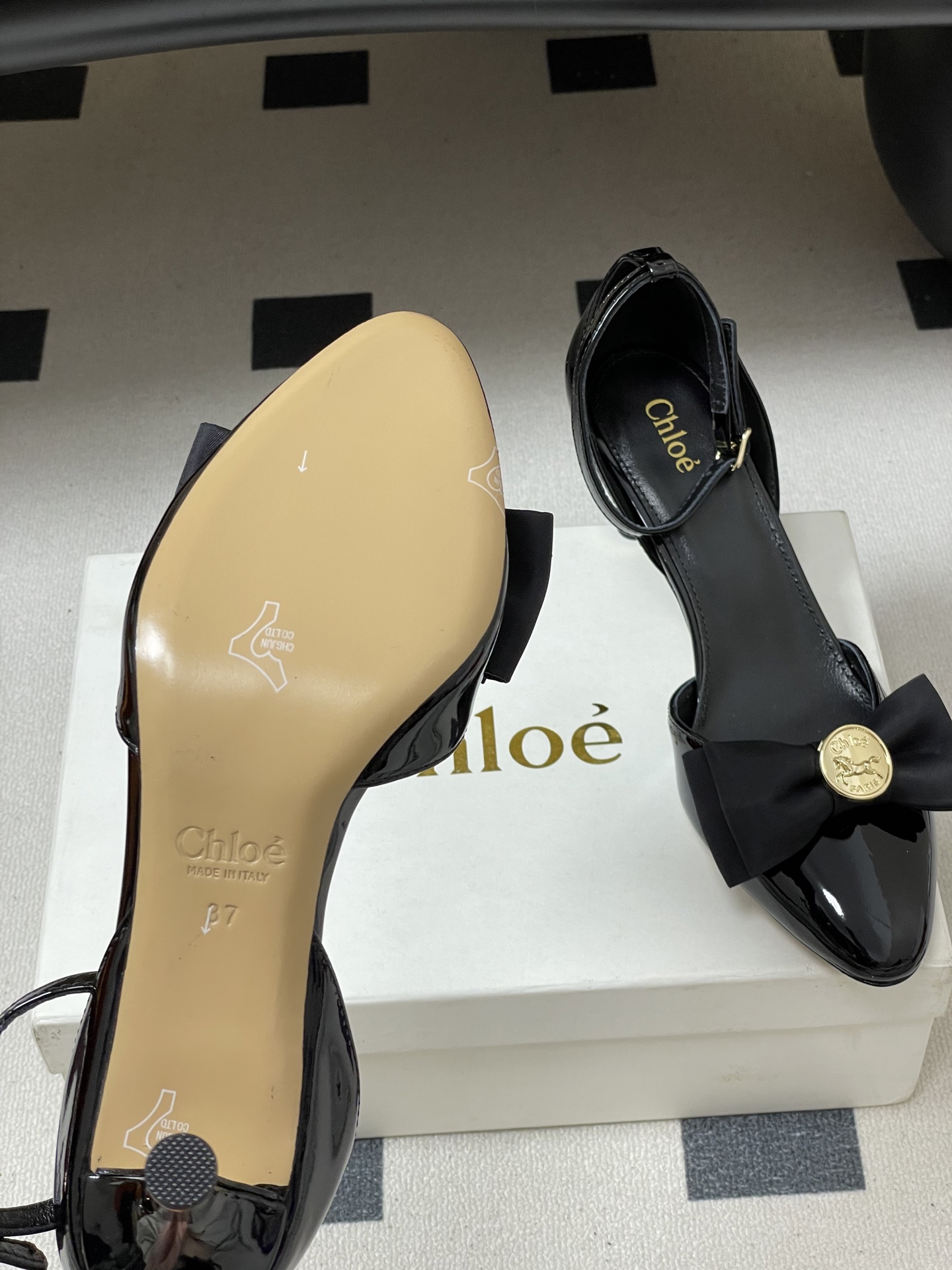 -Chloe蔻依 26ss春夏新款 金币蝴蝶结漆皮简约优雅玛丽珍鞋中空高跟鞋搭扣绕带细跟单鞋把复古千金的