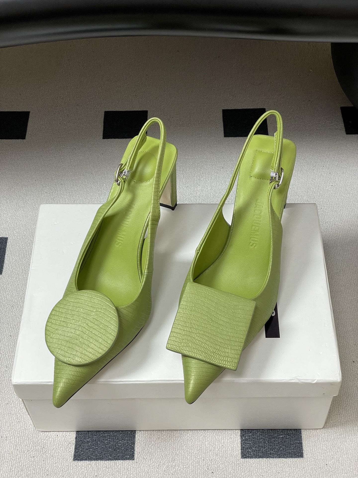 -小众潮牌 Jacquemus 26ss春夏新款尖头鸳鸯扣高跟后空凉鞋🆕几何图形设计 圆扣 方扣 新颖时