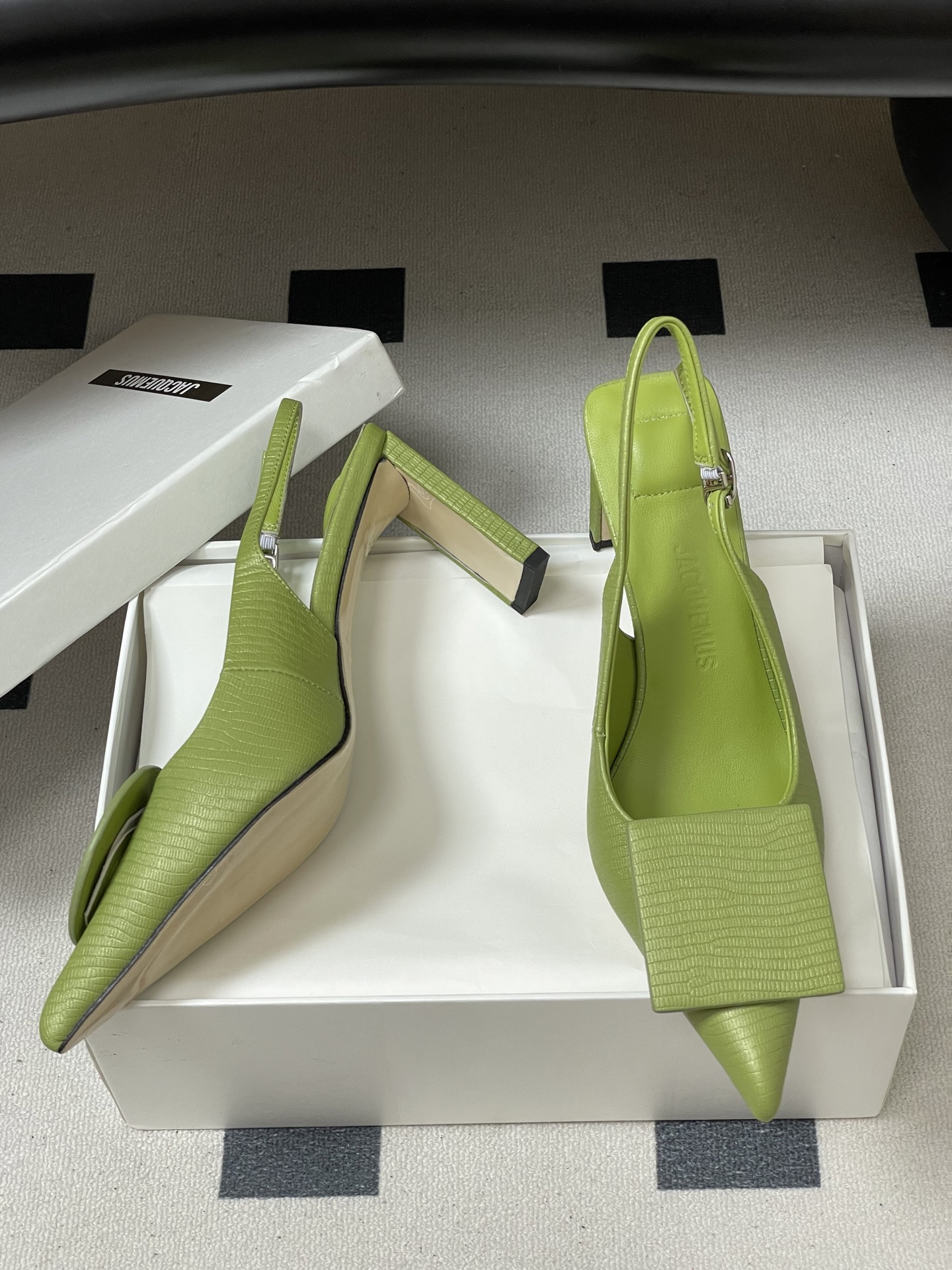 -小众潮牌 Jacquemus 26ss春夏新款尖头鸳鸯扣高跟后空凉鞋🆕几何图形设计 圆扣 方扣 新颖时