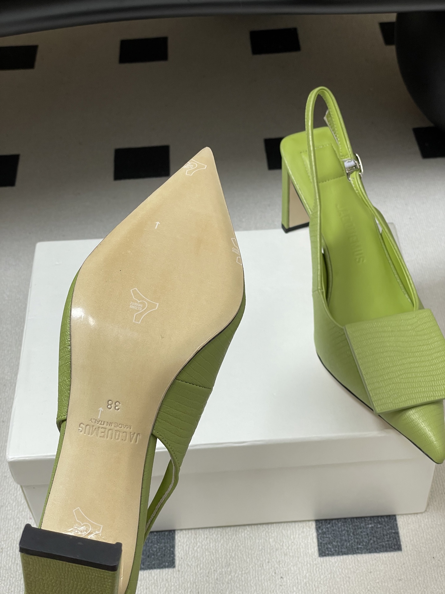 -小众潮牌 Jacquemus 26ss春夏新款尖头鸳鸯扣高跟后空凉鞋🆕几何图形设计 圆扣 方扣 新颖时