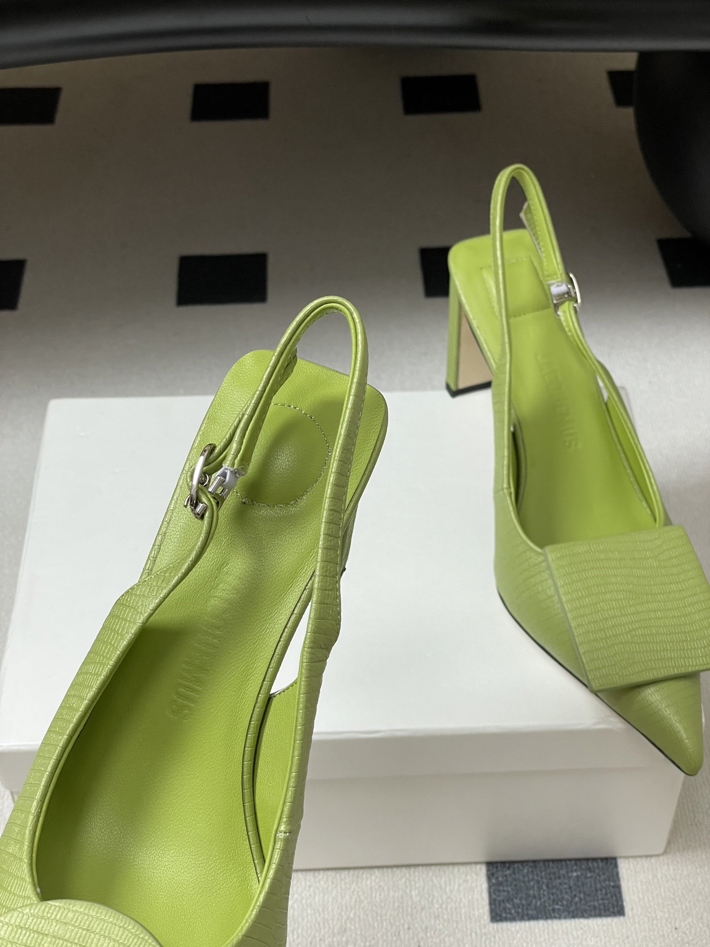 -小众潮牌 Jacquemus 26ss春夏新款尖头鸳鸯扣高跟后空凉鞋🆕几何图形设计 圆扣 方扣 新颖时