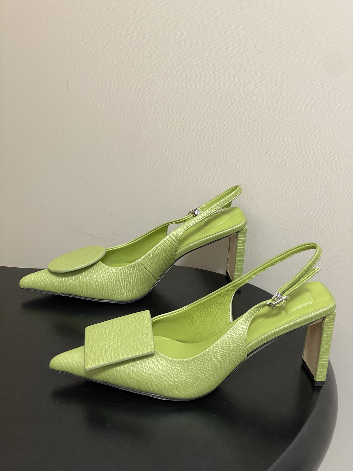 -小众潮牌 Jacquemus 26ss春夏新款尖头鸳鸯扣高跟后空凉鞋🆕几何图形设计 圆扣 方扣 新颖时