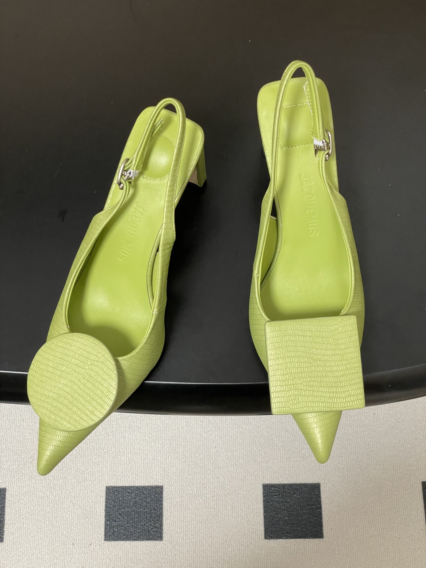 -小众潮牌 Jacquemus 26ss春夏新款尖头鸳鸯扣高跟后空凉鞋🆕几何图形设计 圆扣 方扣 新颖时