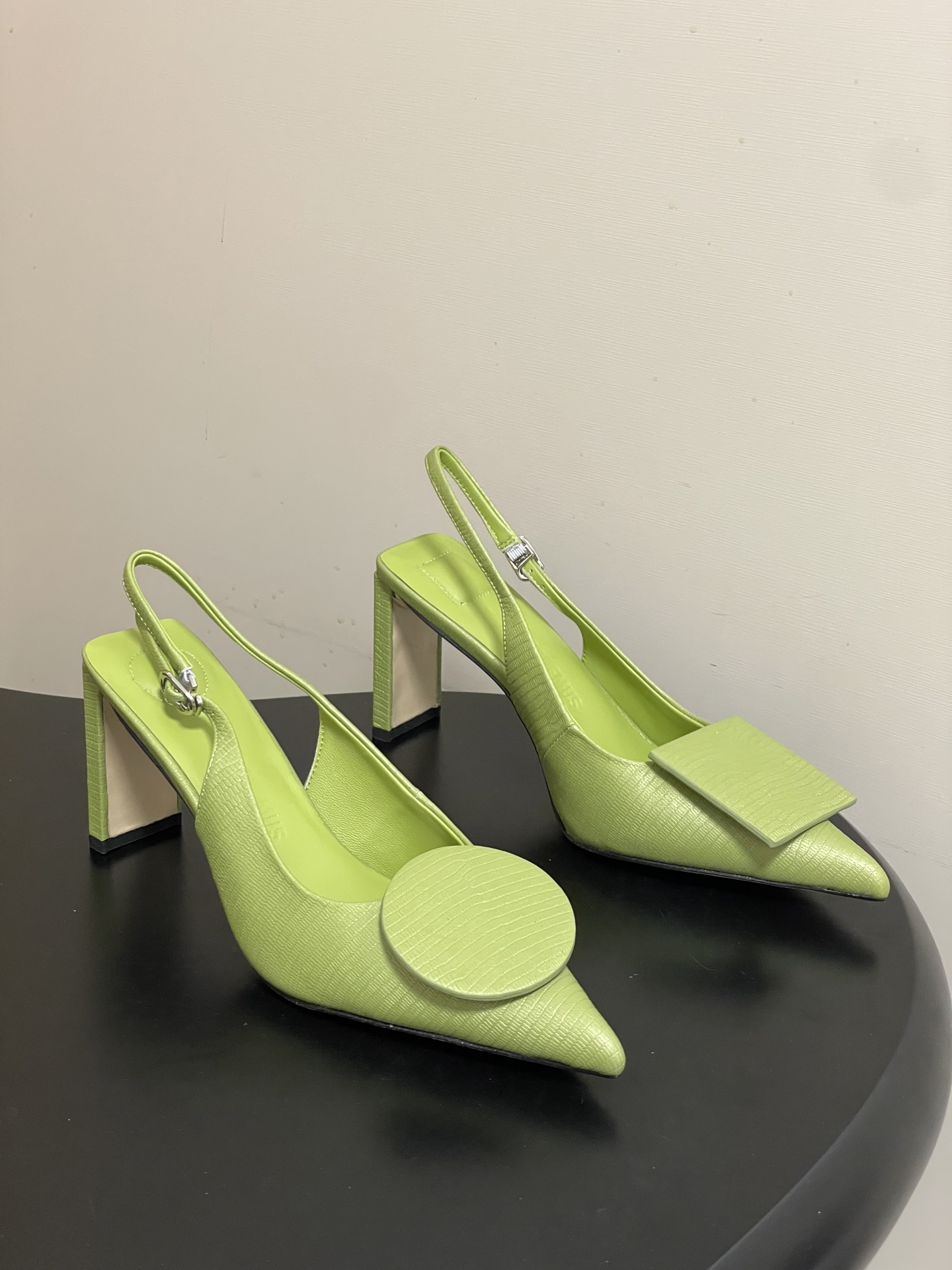 -小众潮牌 Jacquemus 26ss春夏新款尖头鸳鸯扣高跟后空凉鞋🆕几何图形设计 圆扣 方扣 新颖时