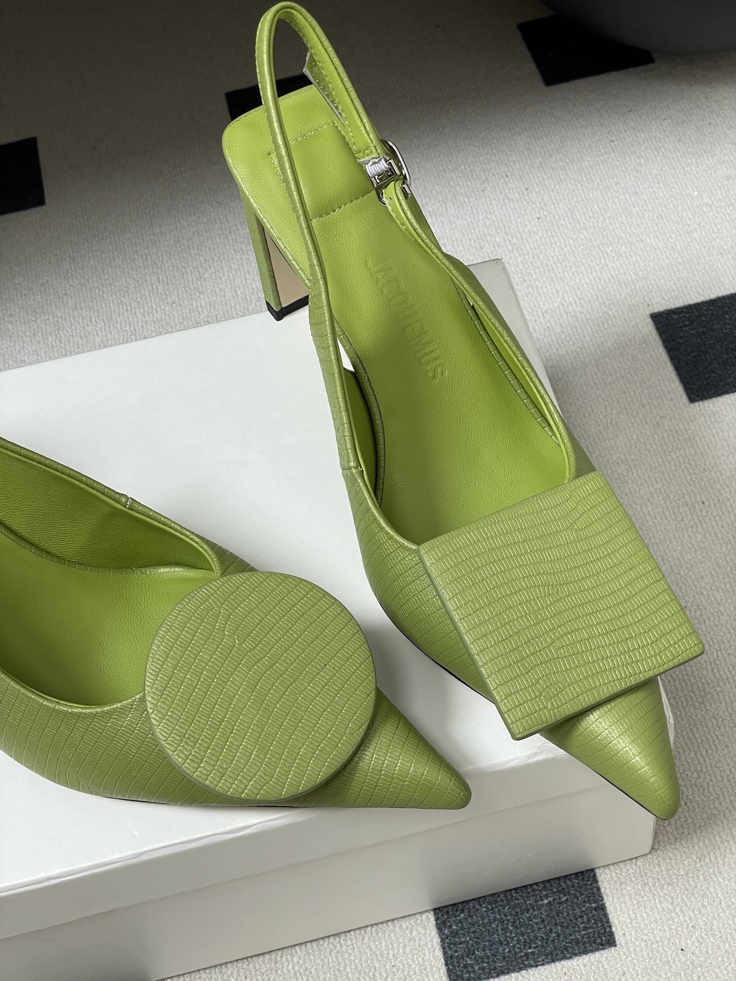 -小众潮牌 Jacquemus 26ss春夏新款尖头鸳鸯扣高跟后空凉鞋🆕几何图形设计 圆扣 方扣 新颖时