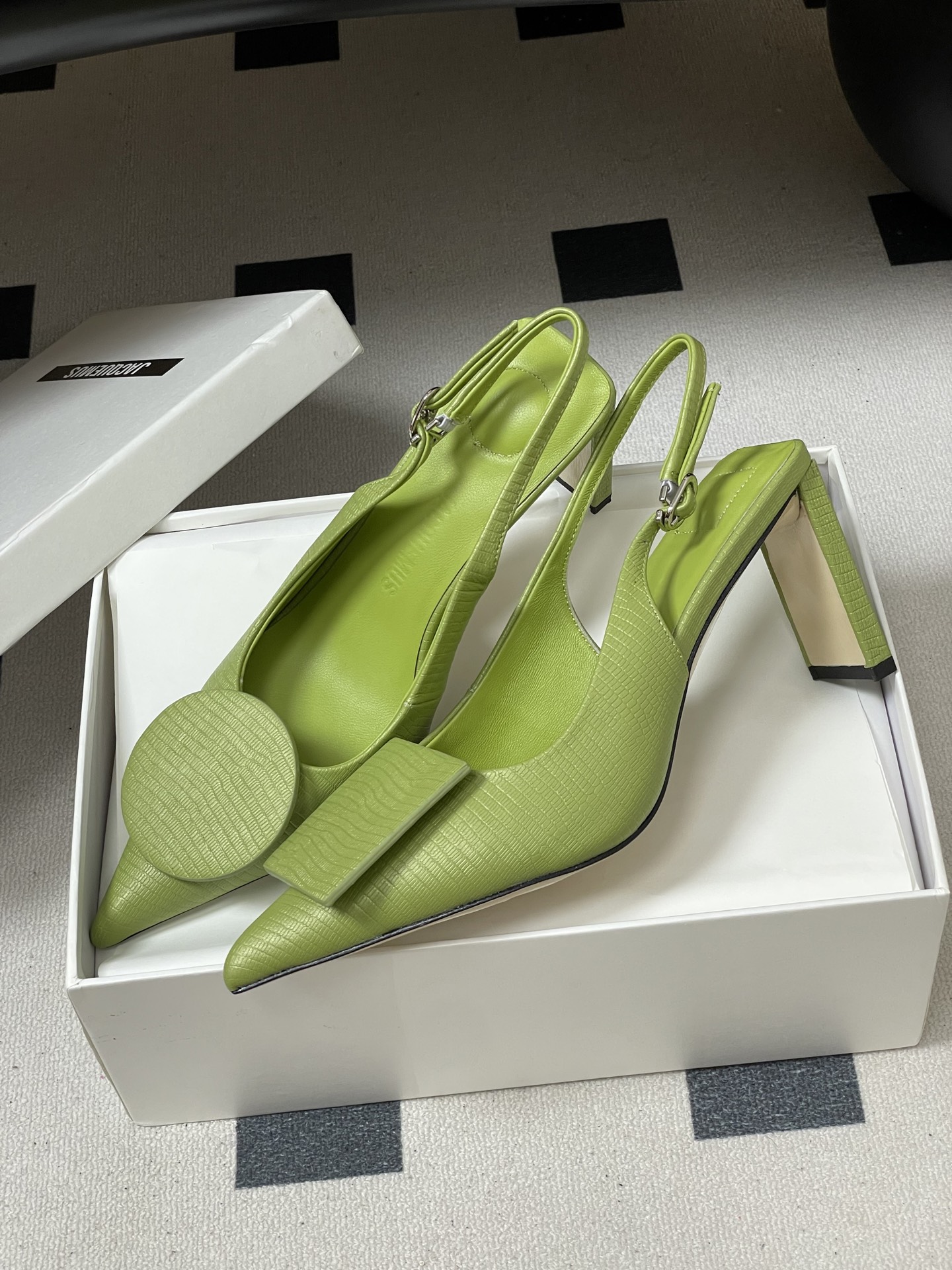 -小众潮牌 Jacquemus 26ss春夏新款尖头鸳鸯扣高跟后空凉鞋🆕几何图形设计 圆扣 方扣 新颖时