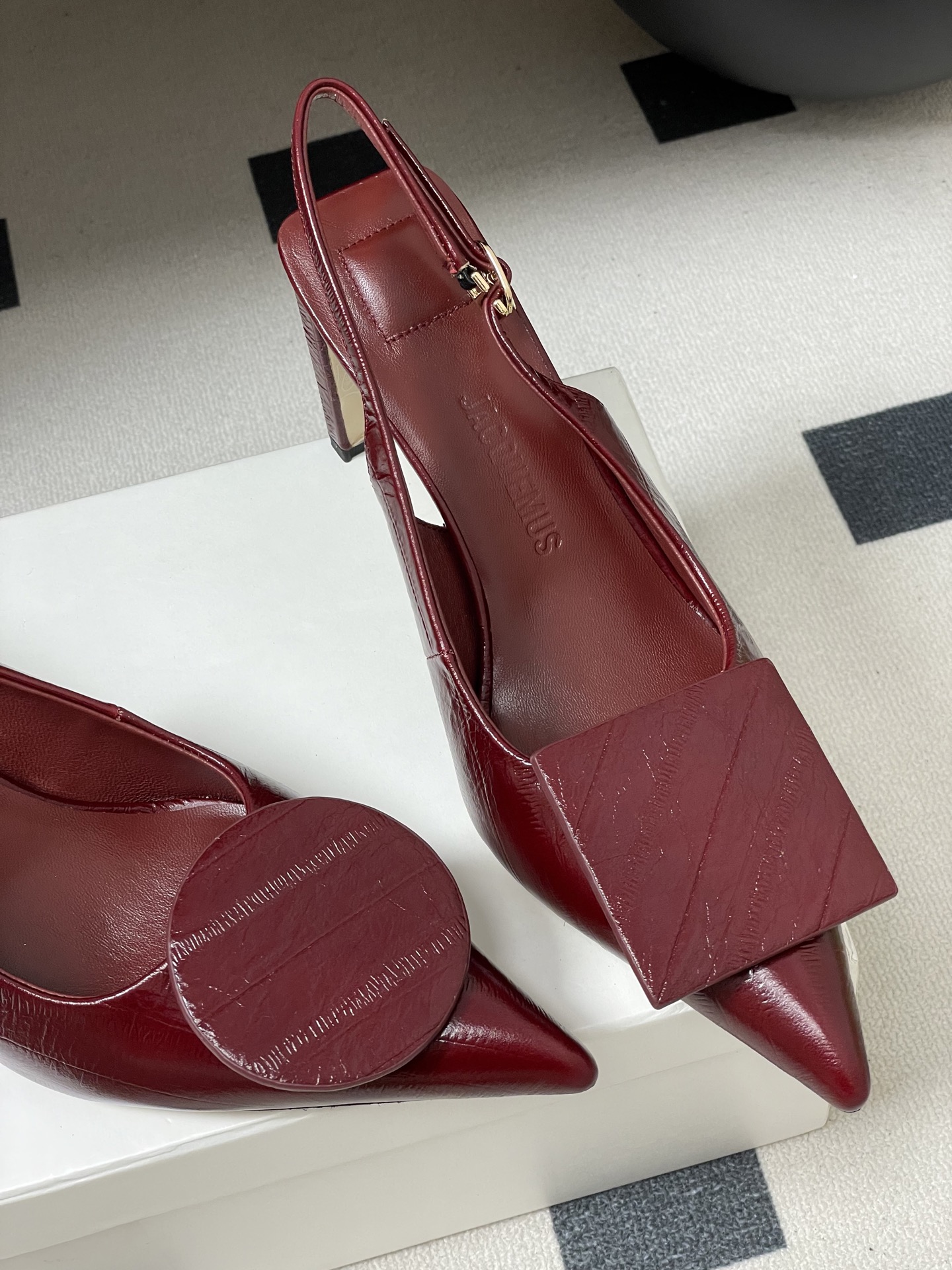 -小众潮牌 Jacquemus 26ss春夏新款尖头鸳鸯扣高跟后空凉鞋🆕几何图形设计 圆扣 方扣 新颖时