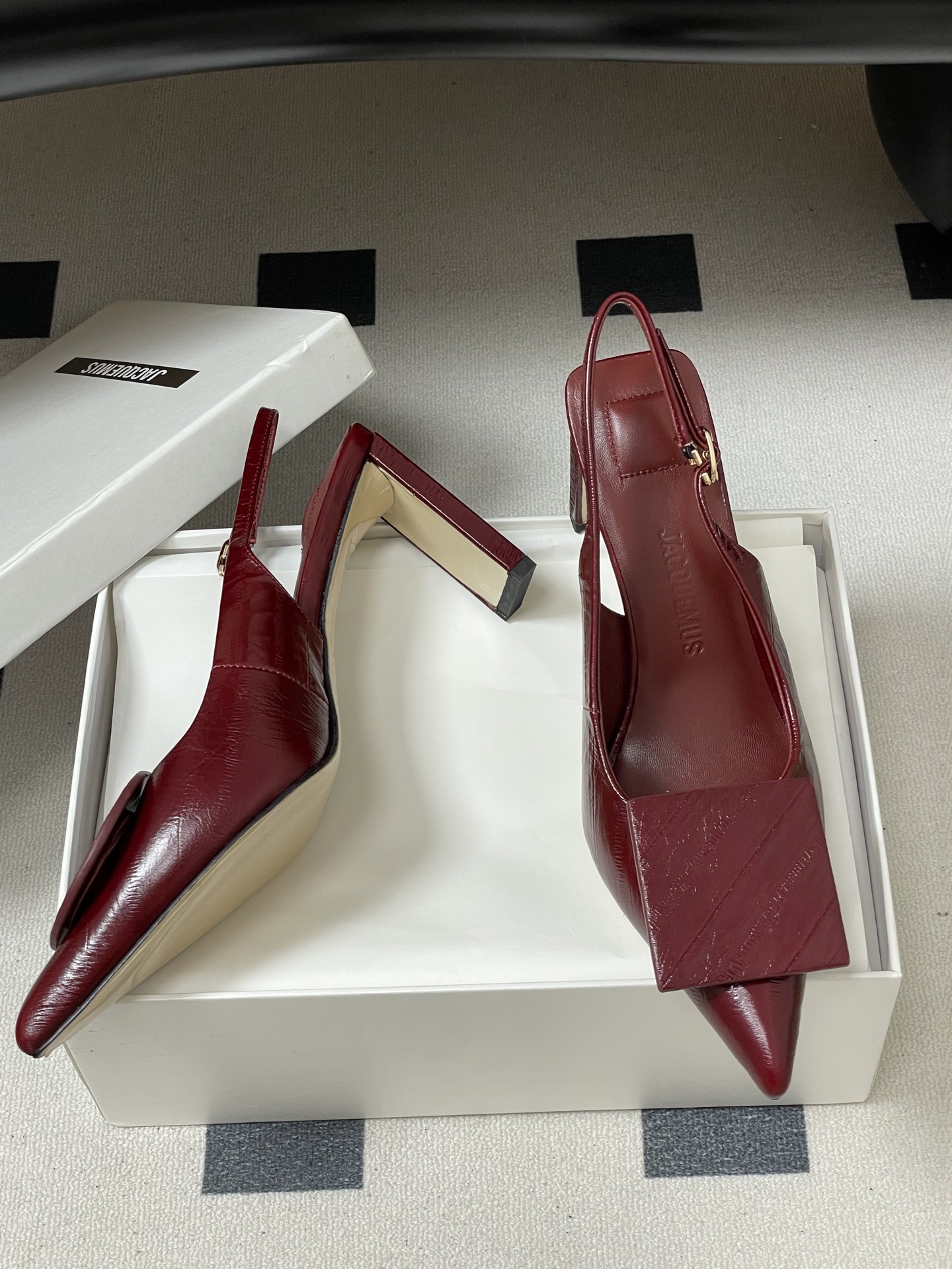 -小众潮牌 Jacquemus 26ss春夏新款尖头鸳鸯扣高跟后空凉鞋🆕几何图形设计 圆扣 方扣 新颖时