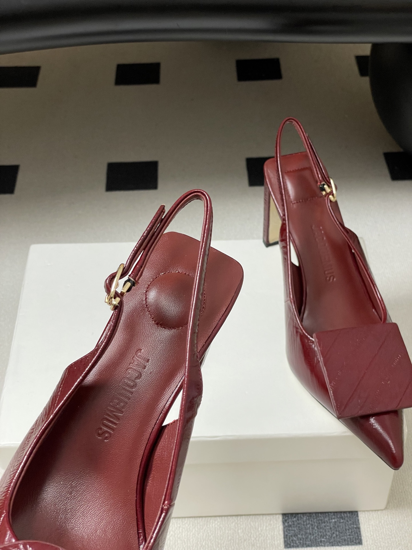 -小众潮牌 Jacquemus 26ss春夏新款尖头鸳鸯扣高跟后空凉鞋🆕几何图形设计 圆扣 方扣 新颖时