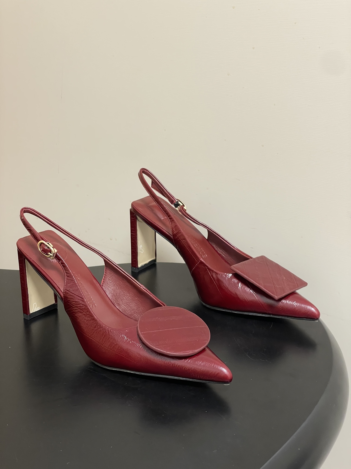 -小众潮牌 Jacquemus 26ss春夏新款尖头鸳鸯扣高跟后空凉鞋🆕几何图形设计 圆扣 方扣 新颖时