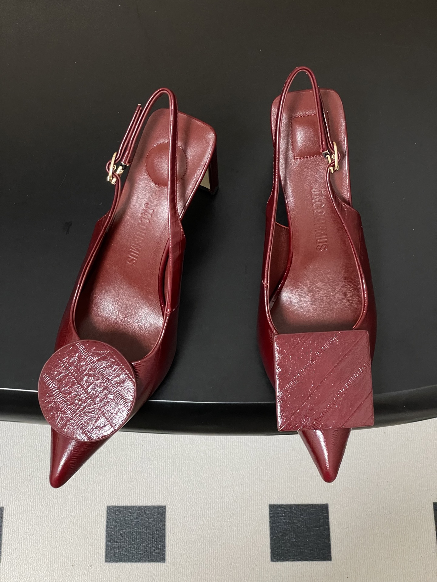 -小众潮牌 Jacquemus 26ss春夏新款尖头鸳鸯扣高跟后空凉鞋🆕几何图形设计 圆扣 方扣 新颖时