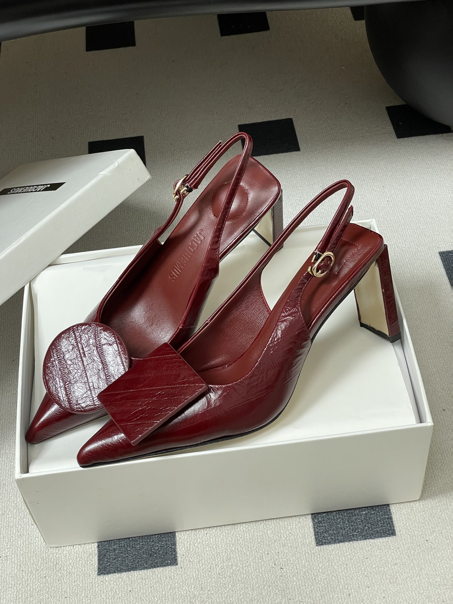 -小众潮牌 Jacquemus 26ss春夏新款尖头鸳鸯扣高跟后空凉鞋🆕几何图形设计 圆扣 方扣 新颖时