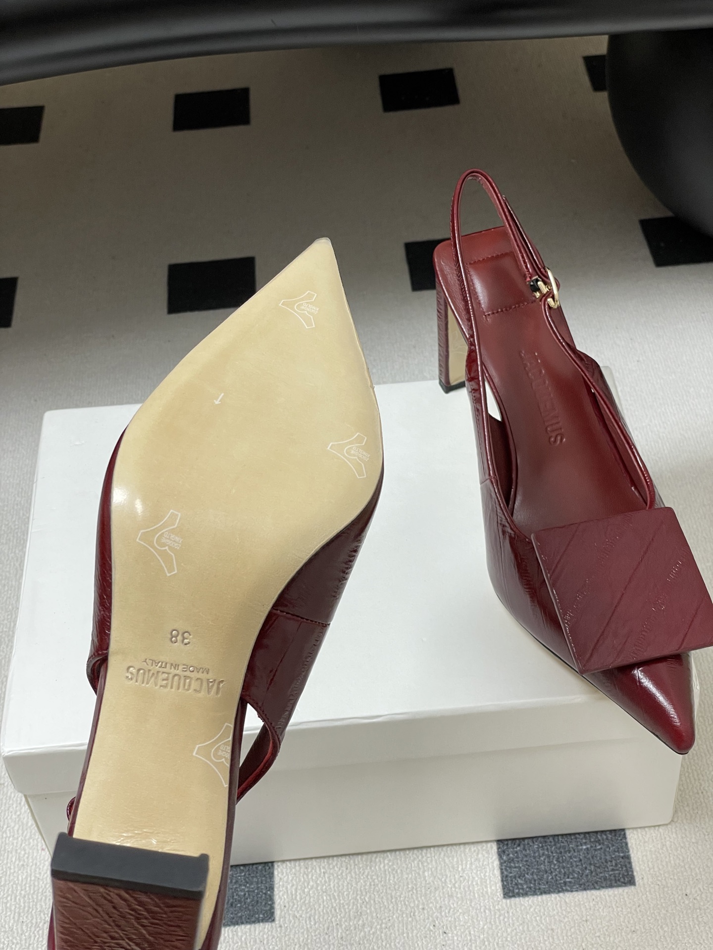 -小众潮牌 Jacquemus 26ss春夏新款尖头鸳鸯扣高跟后空凉鞋🆕几何图形设计 圆扣 方扣 新颖时