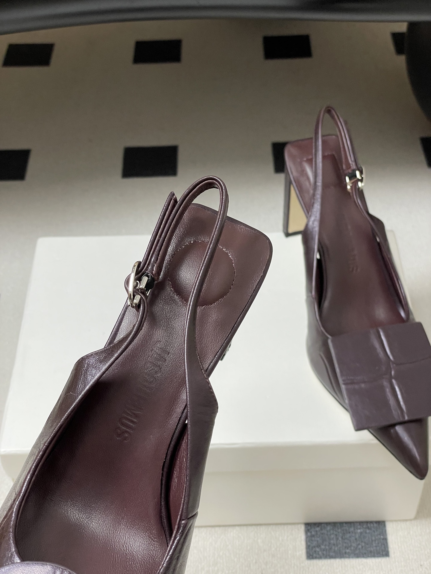 -小众潮牌 Jacquemus 26ss春夏新款尖头鸳鸯扣高跟后空凉鞋🆕几何图形设计 圆扣 方扣 新颖时