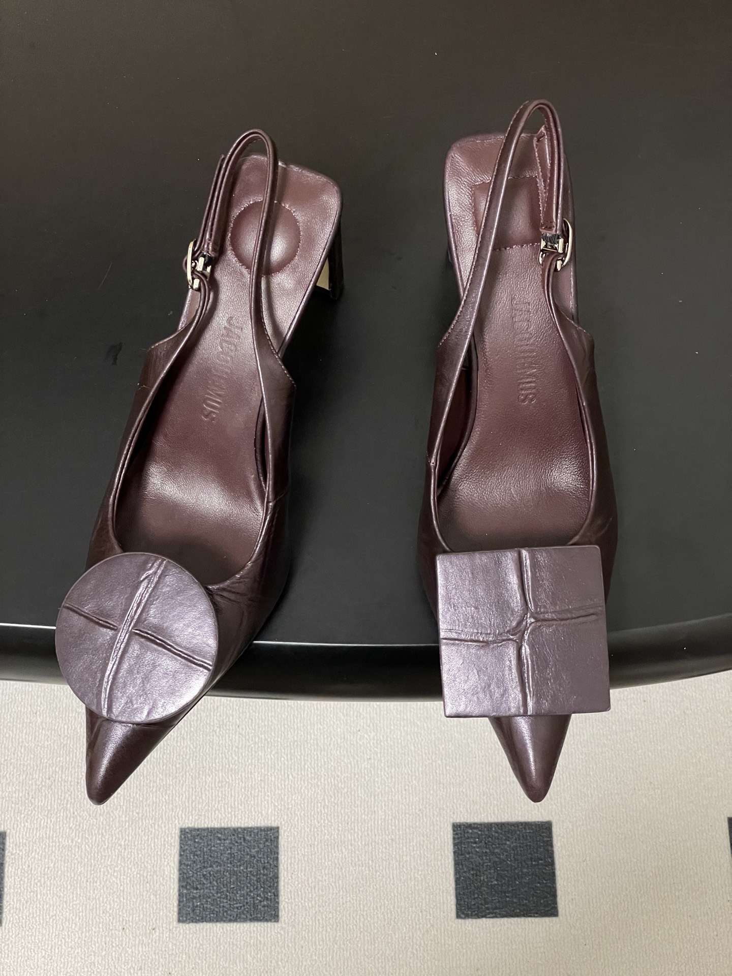 -小众潮牌 Jacquemus 26ss春夏新款尖头鸳鸯扣高跟后空凉鞋🆕几何图形设计 圆扣 方扣 新颖时