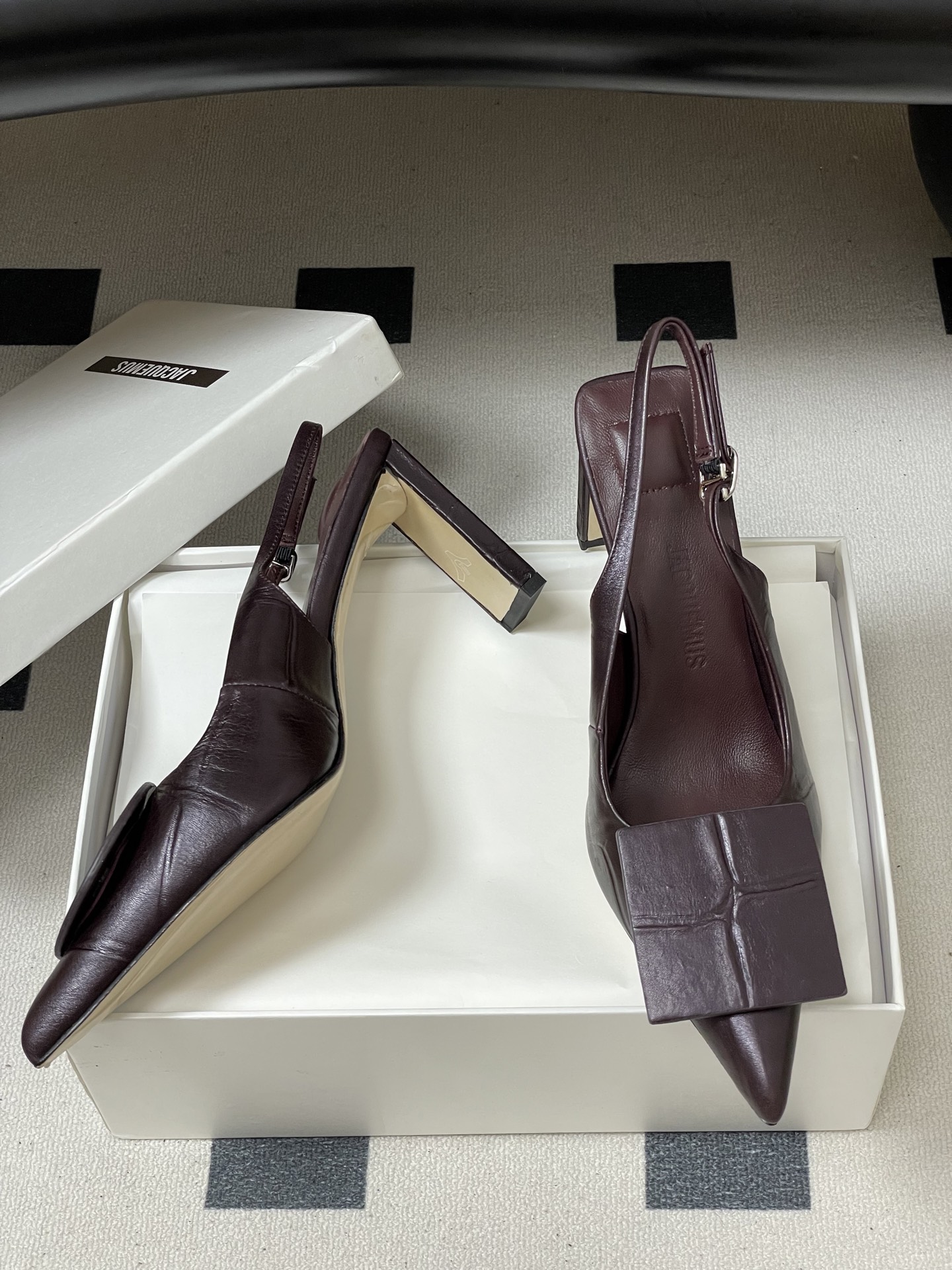 -小众潮牌 Jacquemus 26ss春夏新款尖头鸳鸯扣高跟后空凉鞋🆕几何图形设计 圆扣 方扣 新颖时