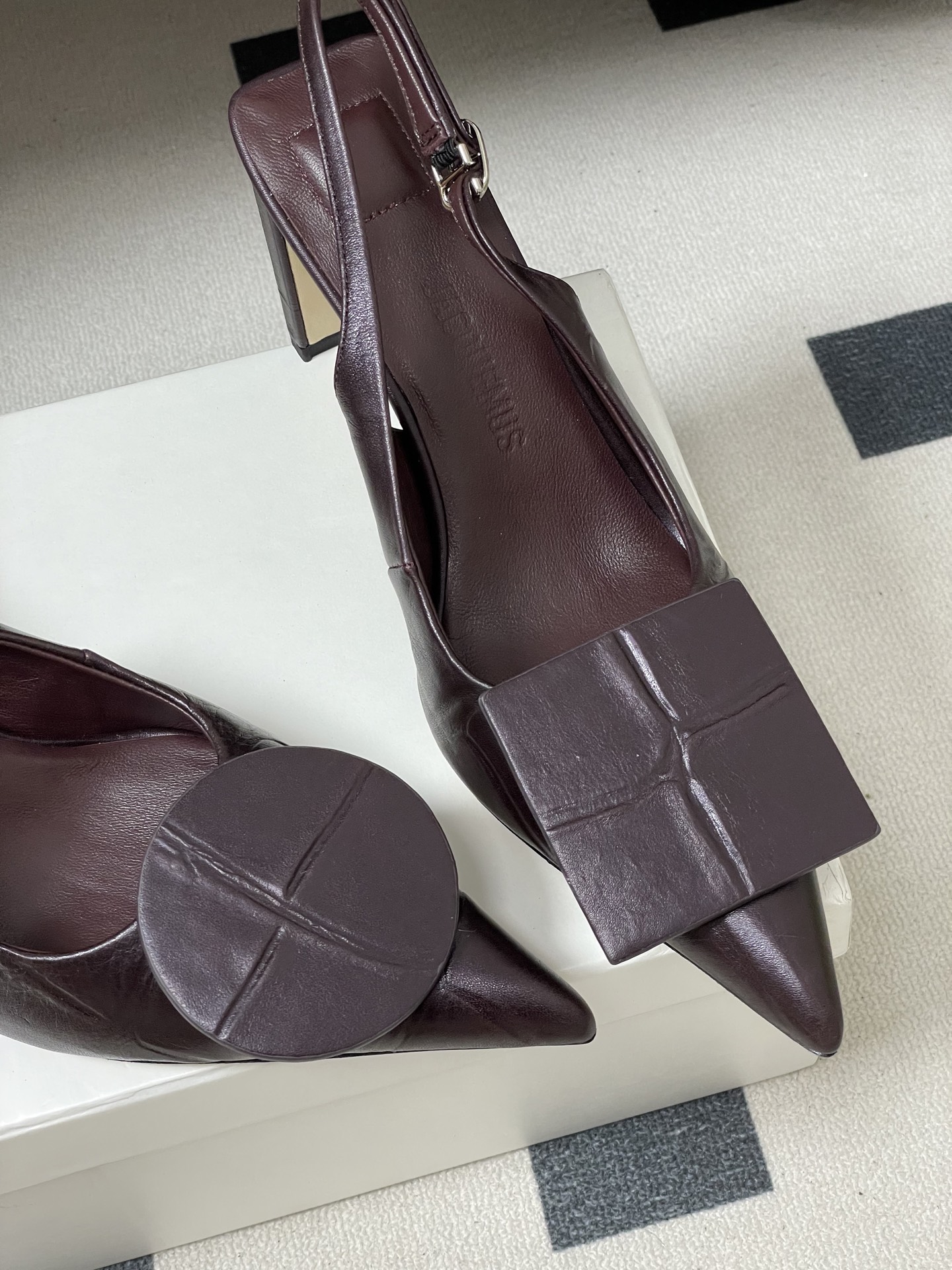 -小众潮牌 Jacquemus 26ss春夏新款尖头鸳鸯扣高跟后空凉鞋🆕几何图形设计 圆扣 方扣 新颖时