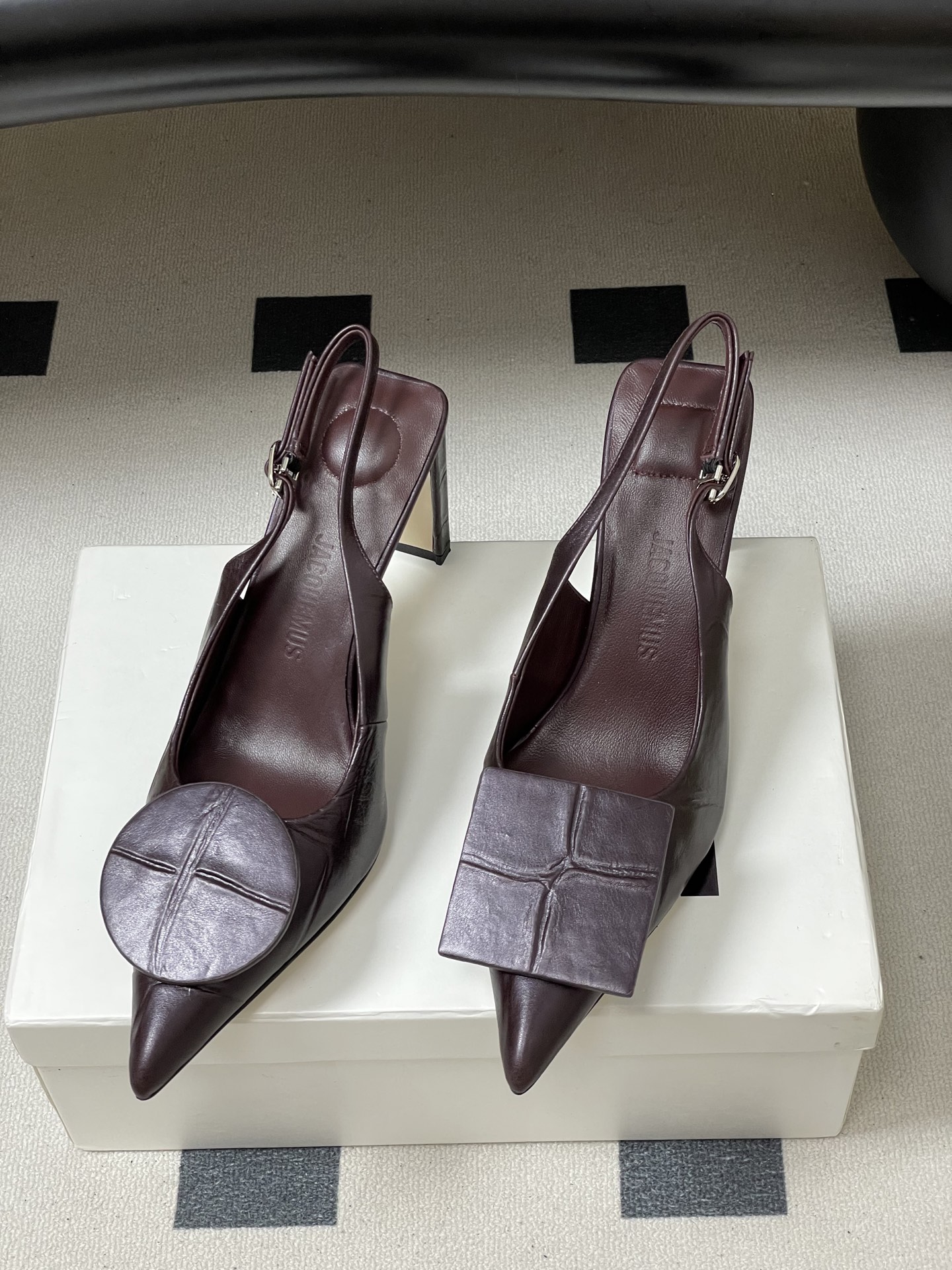 -小众潮牌 Jacquemus 26ss春夏新款尖头鸳鸯扣高跟后空凉鞋🆕几何图形设计 圆扣 方扣 新颖时