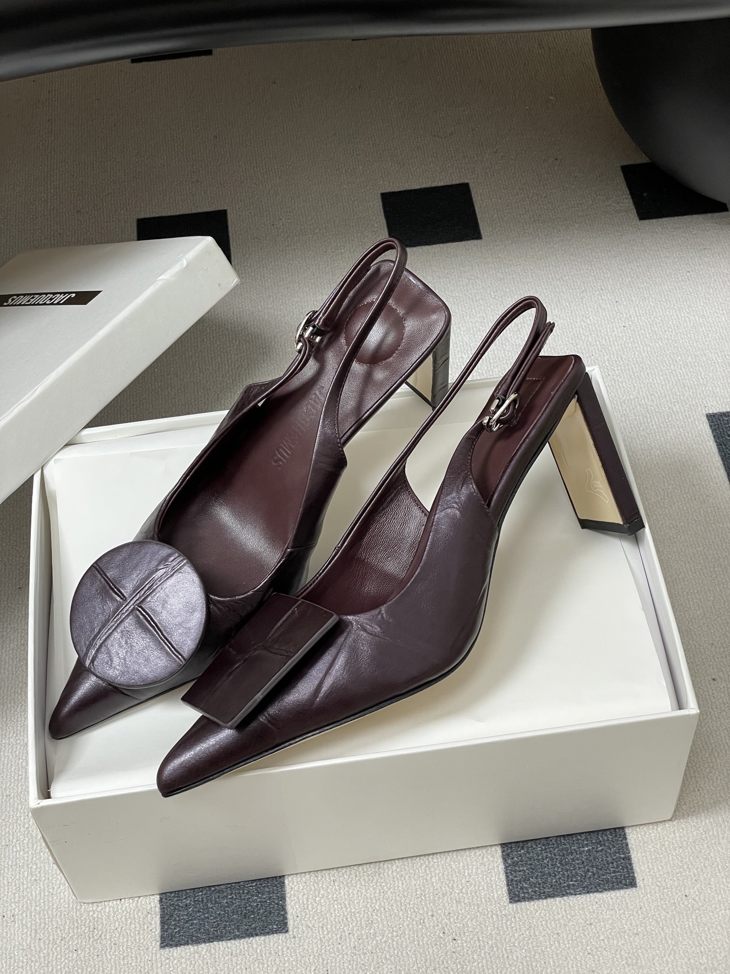 -小众潮牌 Jacquemus 26ss春夏新款尖头鸳鸯扣高跟后空凉鞋🆕几何图形设计 圆扣 方扣 新颖时