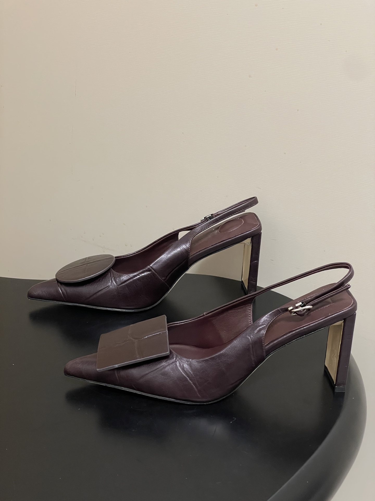 -小众潮牌 Jacquemus 26ss春夏新款尖头鸳鸯扣高跟后空凉鞋🆕几何图形设计 圆扣 方扣 新颖时