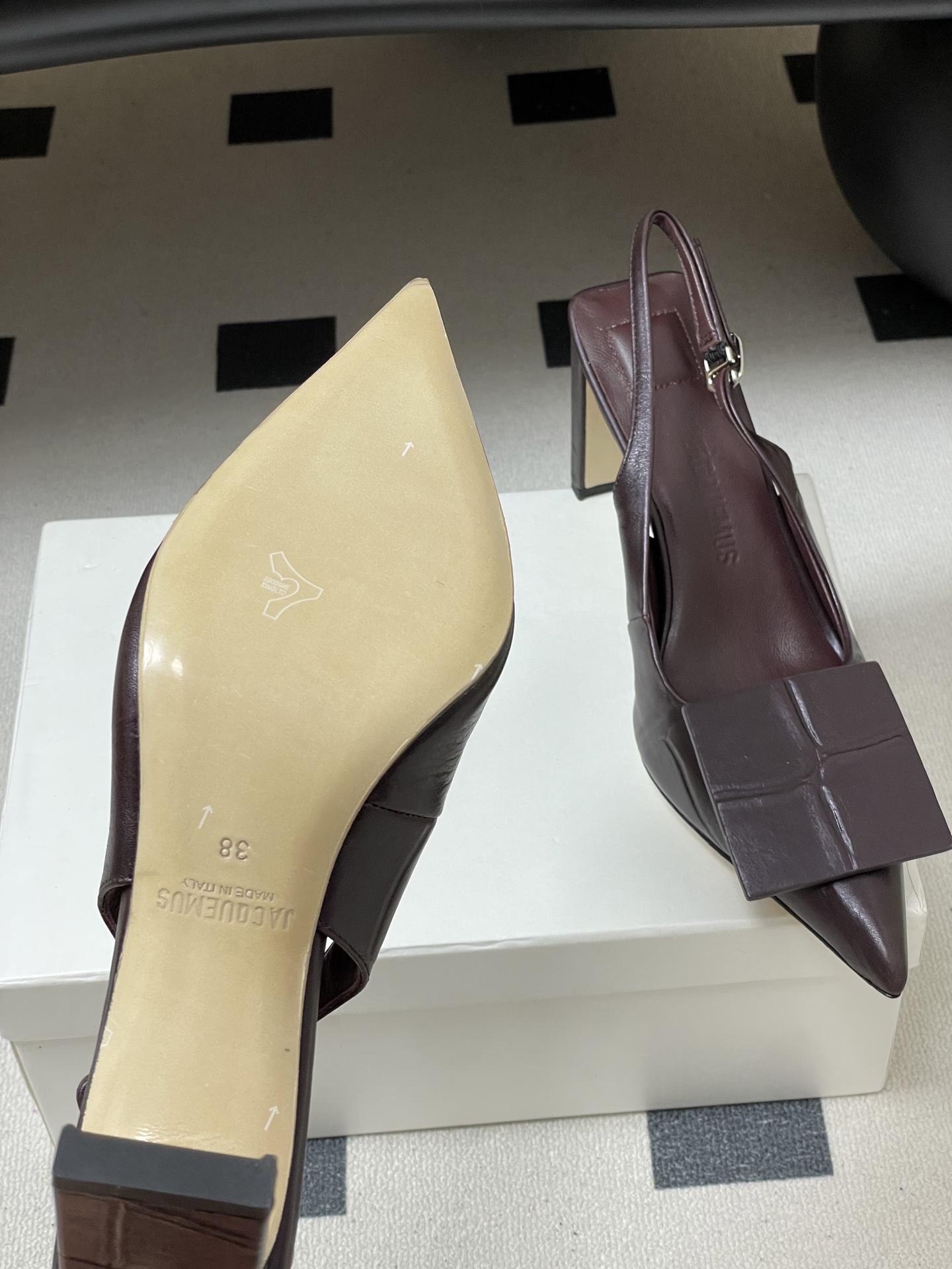 -小众潮牌 Jacquemus 26ss春夏新款尖头鸳鸯扣高跟后空凉鞋🆕几何图形设计 圆扣 方扣 新颖时