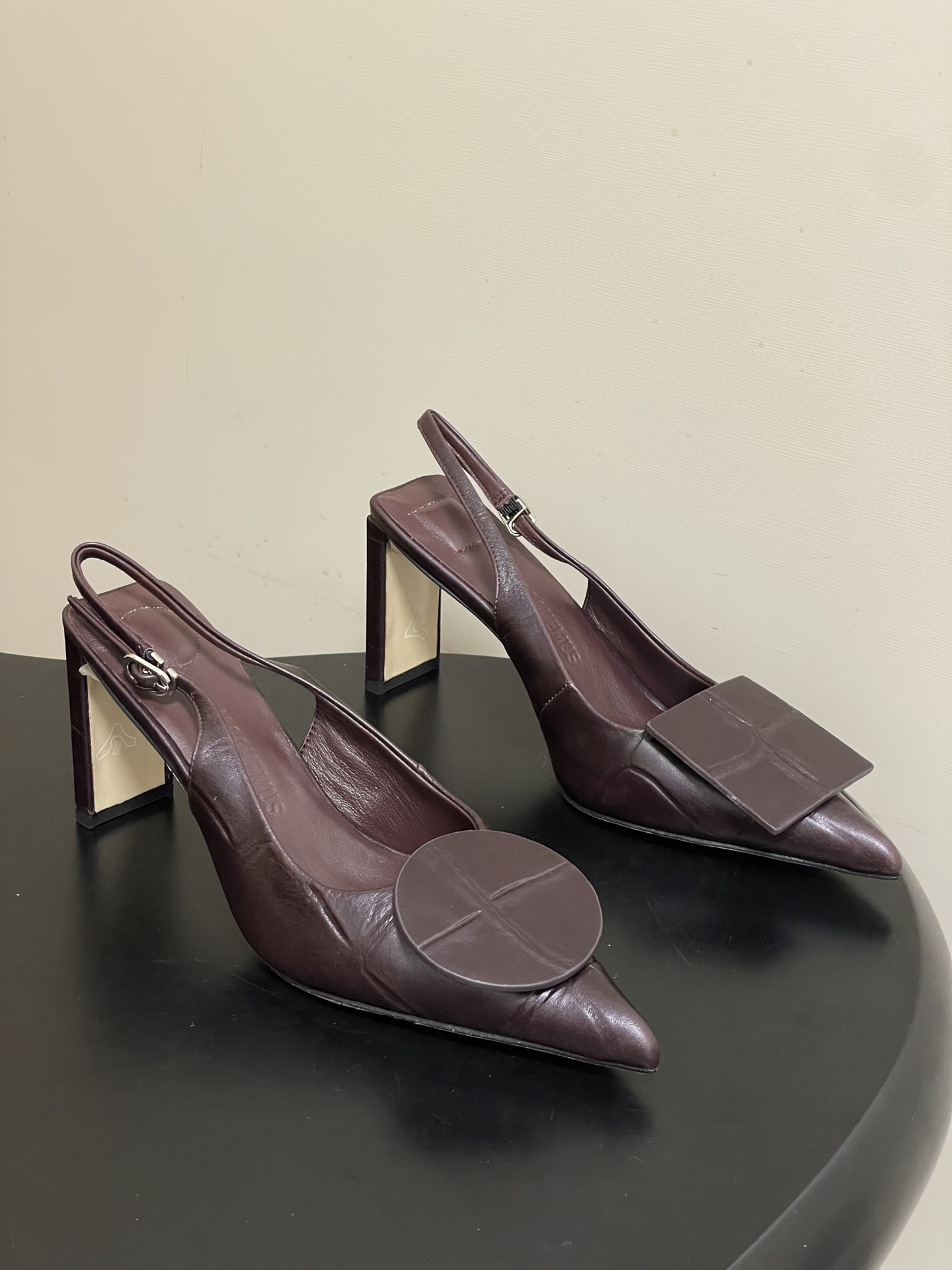 -小众潮牌 Jacquemus 26ss春夏新款尖头鸳鸯扣高跟后空凉鞋🆕几何图形设计 圆扣 方扣 新颖时