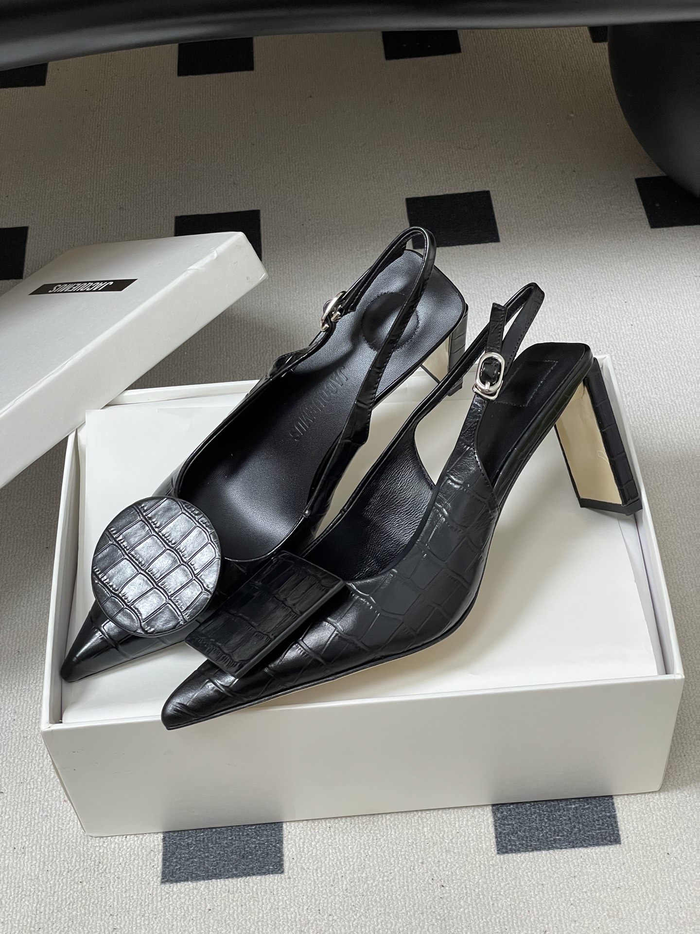 -小众潮牌 Jacquemus 26ss春夏新款尖头鸳鸯扣高跟后空凉鞋🆕几何图形设计 圆扣 方扣 新颖时