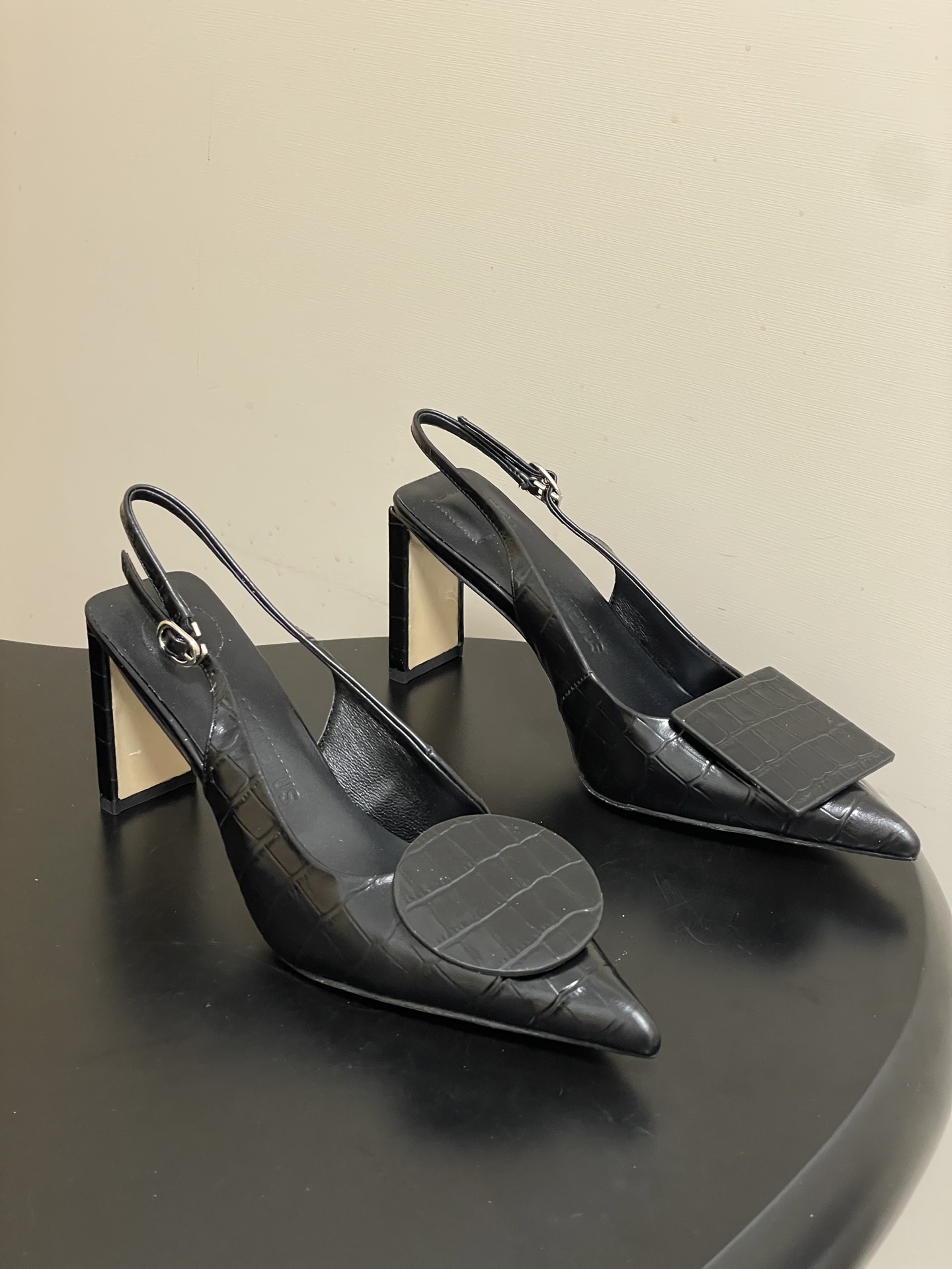 -小众潮牌 Jacquemus 26ss春夏新款尖头鸳鸯扣高跟后空凉鞋🆕几何图形设计 圆扣 方扣 新颖时