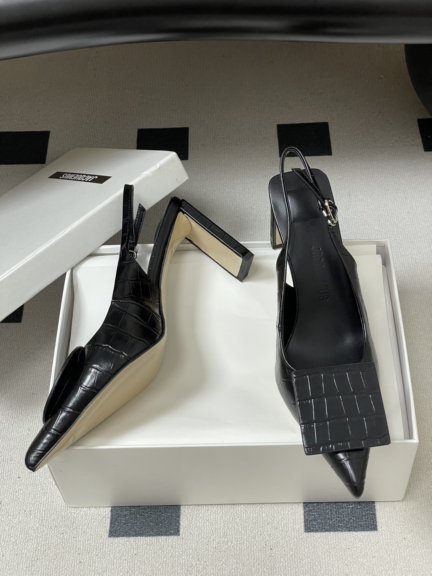 -小众潮牌 Jacquemus 26ss春夏新款尖头鸳鸯扣高跟后空凉鞋🆕几何图形设计 圆扣 方扣 新颖时