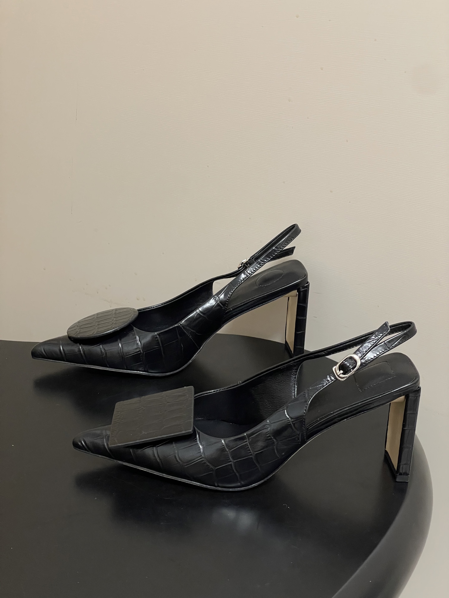 -小众潮牌 Jacquemus 26ss春夏新款尖头鸳鸯扣高跟后空凉鞋🆕几何图形设计 圆扣 方扣 新颖时