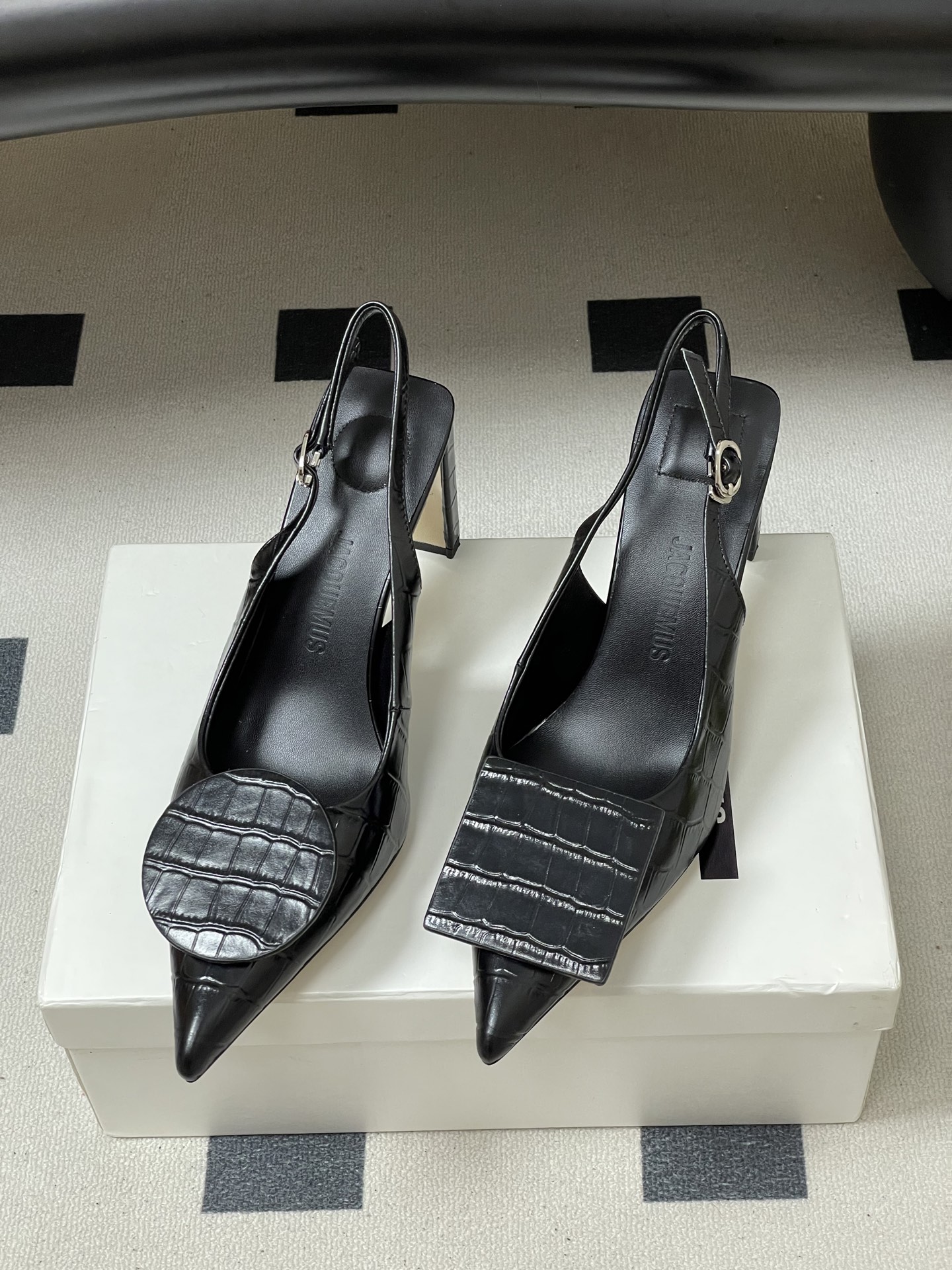 -小众潮牌 Jacquemus 26ss春夏新款尖头鸳鸯扣高跟后空凉鞋🆕几何图形设计 圆扣 方扣 新颖时