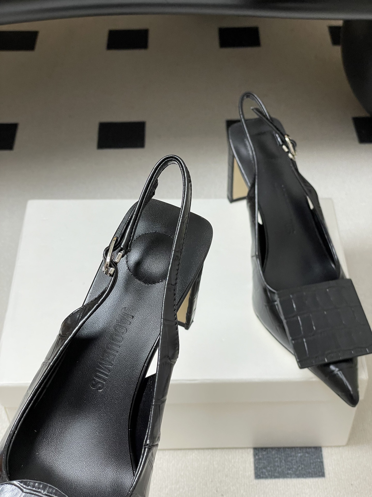 -小众潮牌 Jacquemus 26ss春夏新款尖头鸳鸯扣高跟后空凉鞋🆕几何图形设计 圆扣 方扣 新颖时