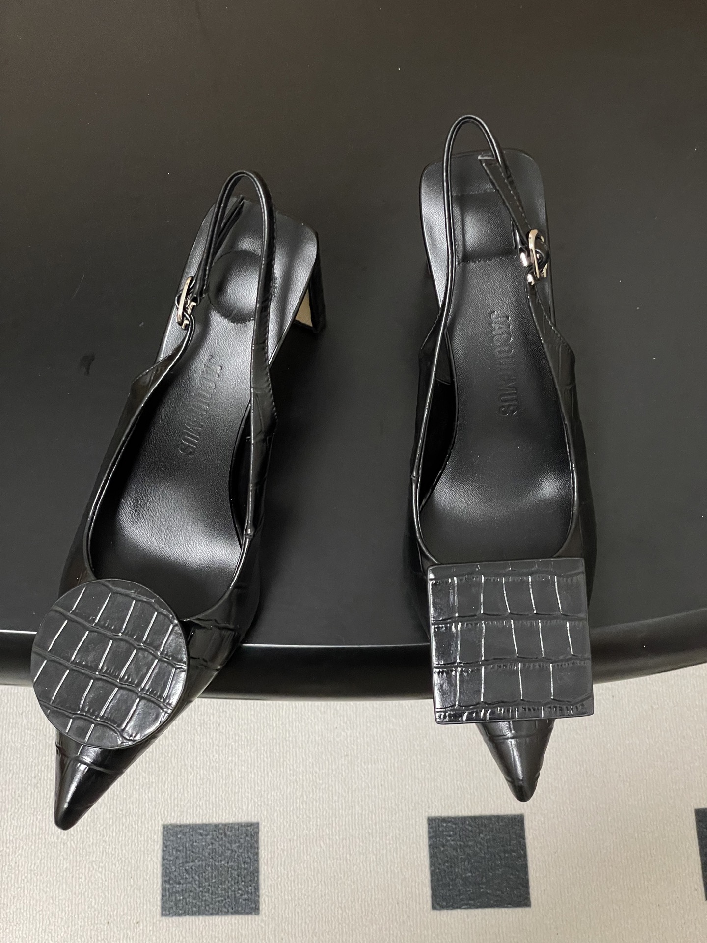 -小众潮牌 Jacquemus 26ss春夏新款尖头鸳鸯扣高跟后空凉鞋🆕几何图形设计 圆扣 方扣 新颖时