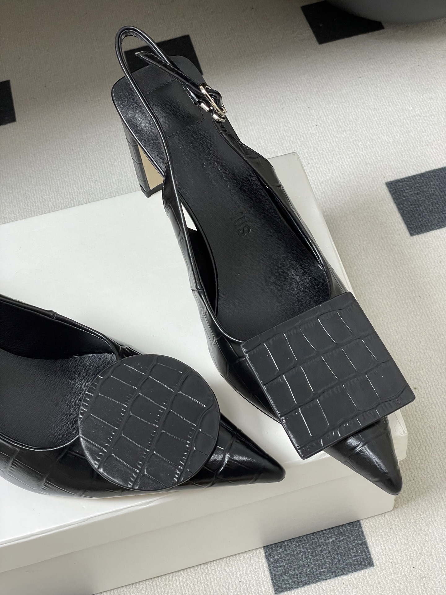 -小众潮牌 Jacquemus 26ss春夏新款尖头鸳鸯扣高跟后空凉鞋🆕几何图形设计 圆扣 方扣 新颖时