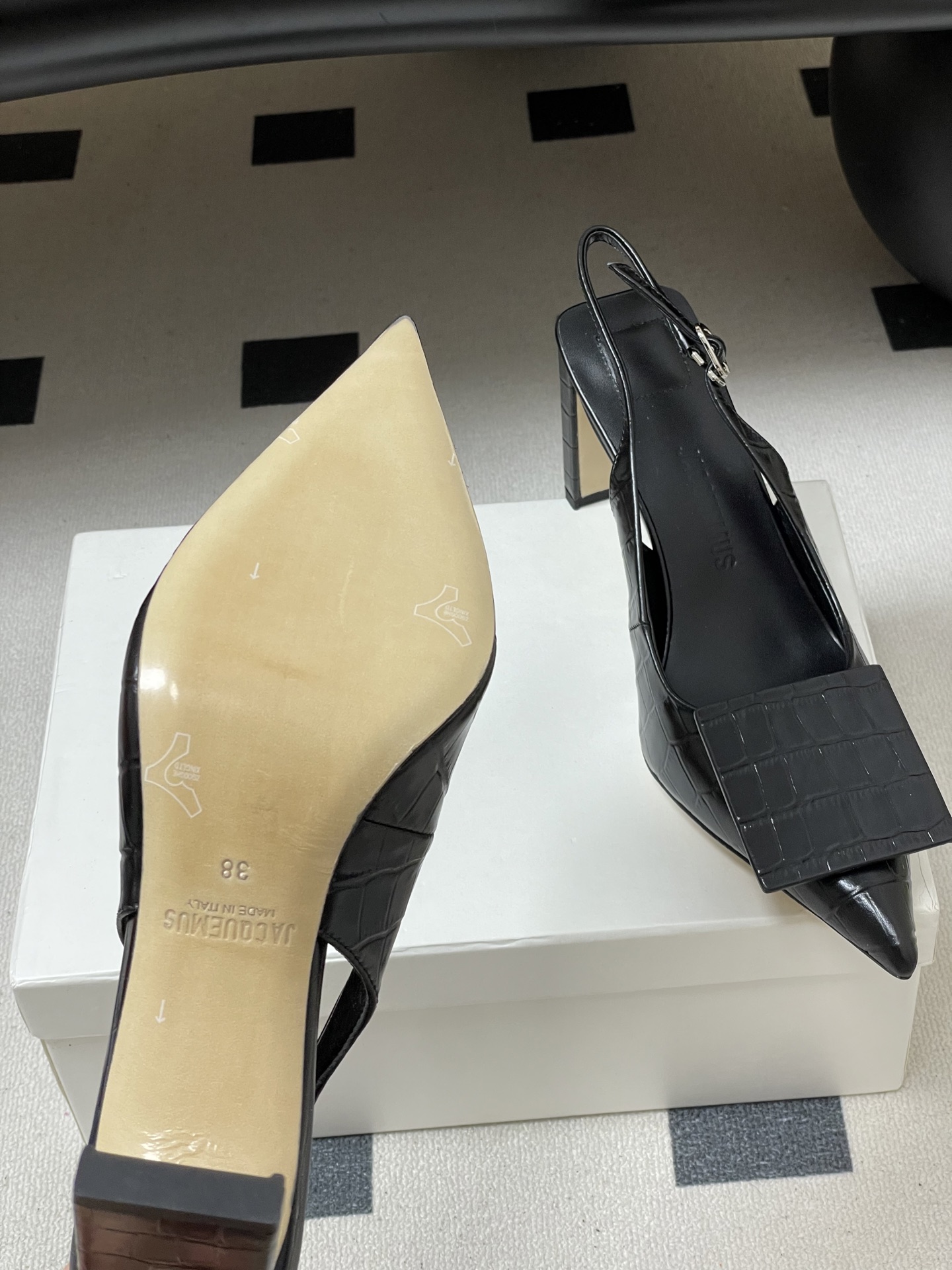 -小众潮牌 Jacquemus 26ss春夏新款尖头鸳鸯扣高跟后空凉鞋🆕几何图形设计 圆扣 方扣 新颖时