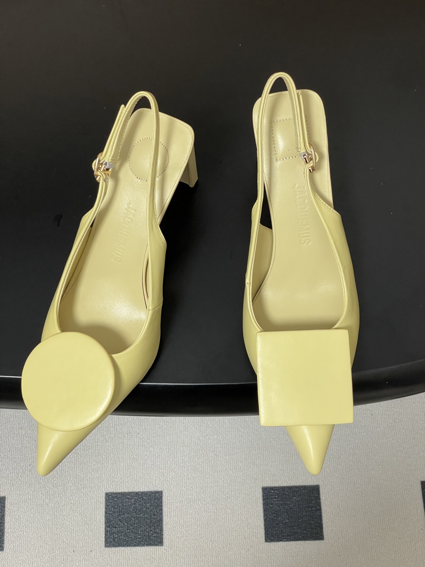 -小众潮牌 Jacquemus 26ss春夏新款尖头鸳鸯扣高跟后空凉鞋🆕几何图形设计 圆扣 方扣 新颖时