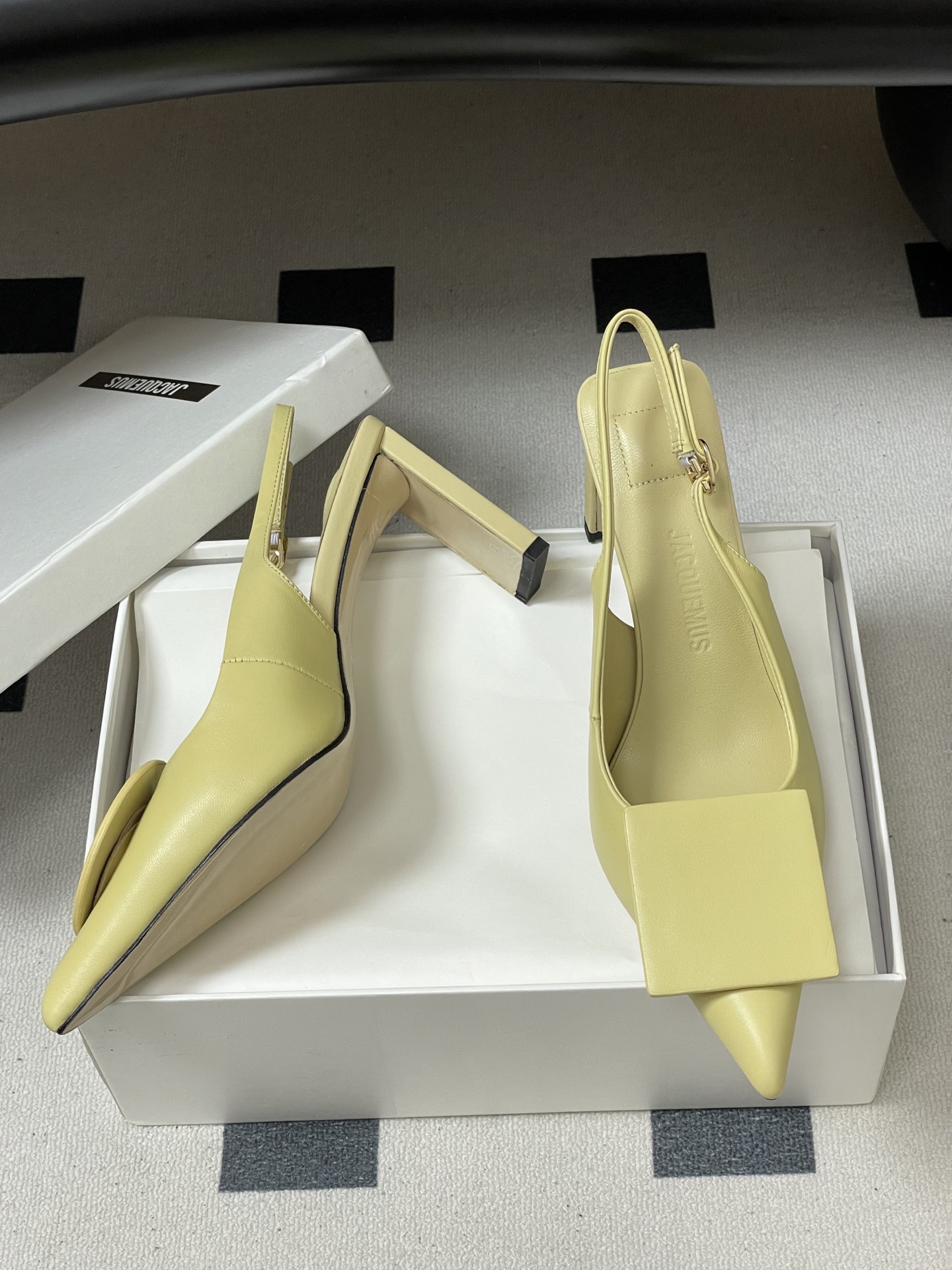 -小众潮牌 Jacquemus 26ss春夏新款尖头鸳鸯扣高跟后空凉鞋🆕几何图形设计 圆扣 方扣 新颖时