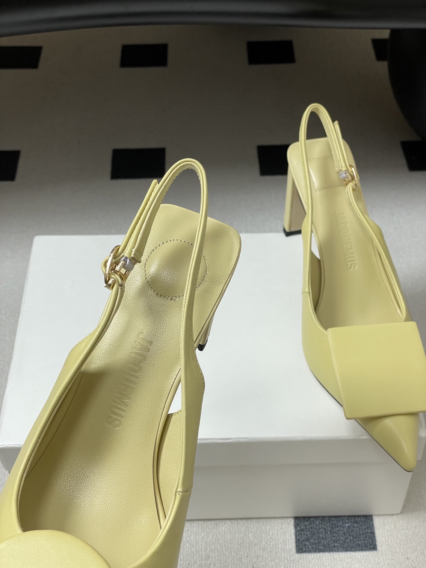 -小众潮牌 Jacquemus 26ss春夏新款尖头鸳鸯扣高跟后空凉鞋🆕几何图形设计 圆扣 方扣 新颖时