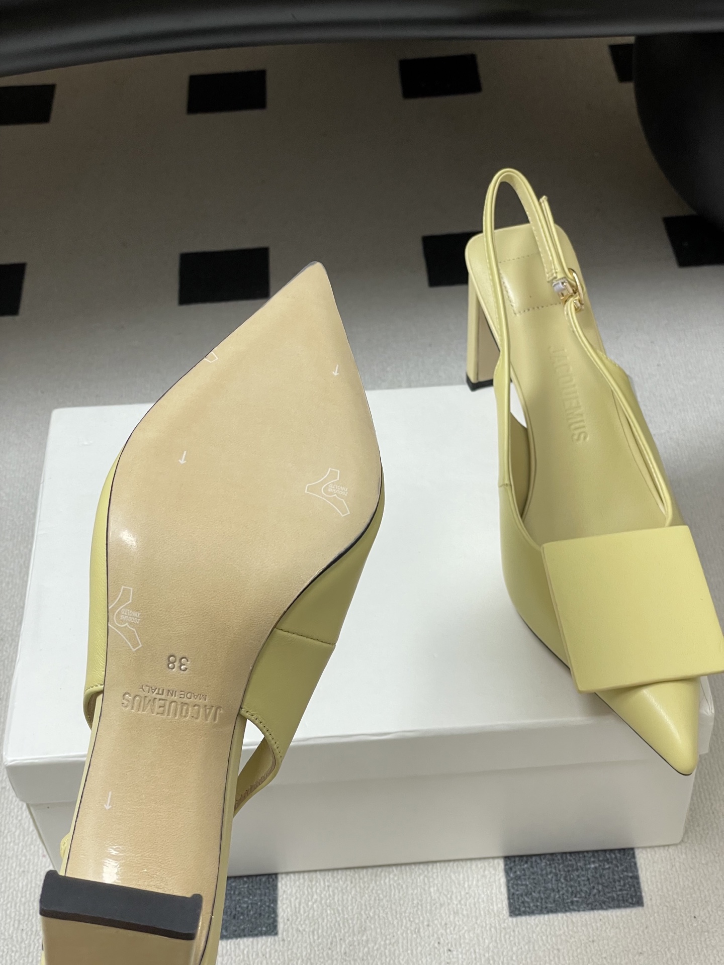 -小众潮牌 Jacquemus 26ss春夏新款尖头鸳鸯扣高跟后空凉鞋🆕几何图形设计 圆扣 方扣 新颖时