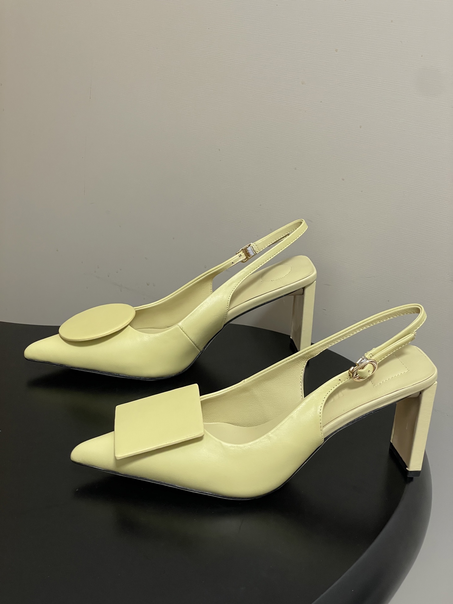 -小众潮牌 Jacquemus 26ss春夏新款尖头鸳鸯扣高跟后空凉鞋🆕几何图形设计 圆扣 方扣 新颖时