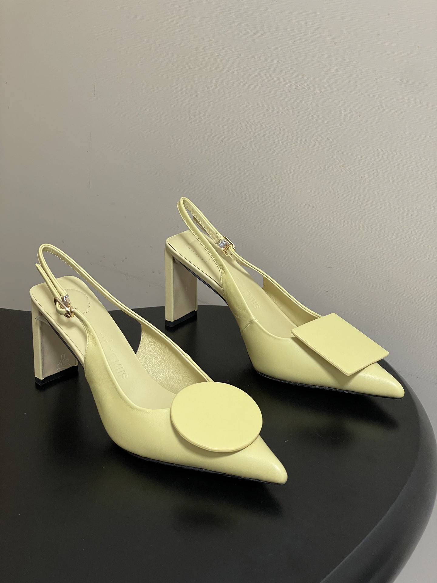 -小众潮牌 Jacquemus 26ss春夏新款尖头鸳鸯扣高跟后空凉鞋🆕几何图形设计 圆扣 方扣 新颖时