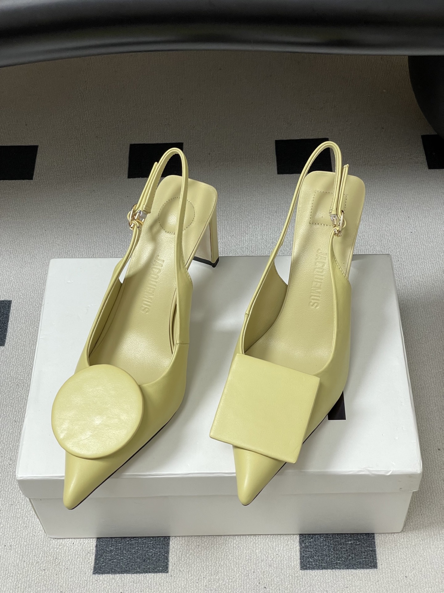 -小众潮牌 Jacquemus 26ss春夏新款尖头鸳鸯扣高跟后空凉鞋🆕几何图形设计 圆扣 方扣 新颖时