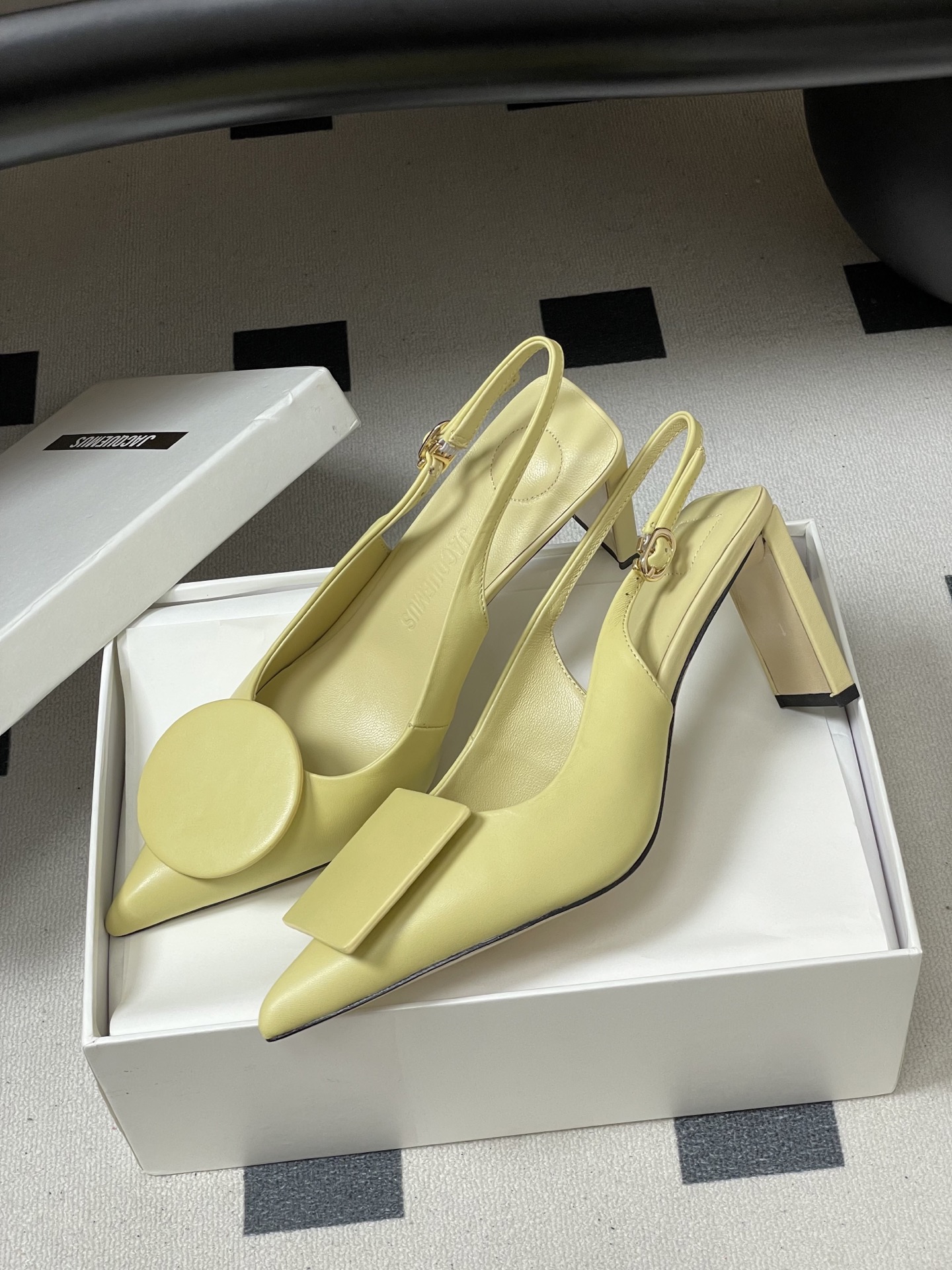 -小众潮牌 Jacquemus 26ss春夏新款尖头鸳鸯扣高跟后空凉鞋🆕几何图形设计 圆扣 方扣 新颖时