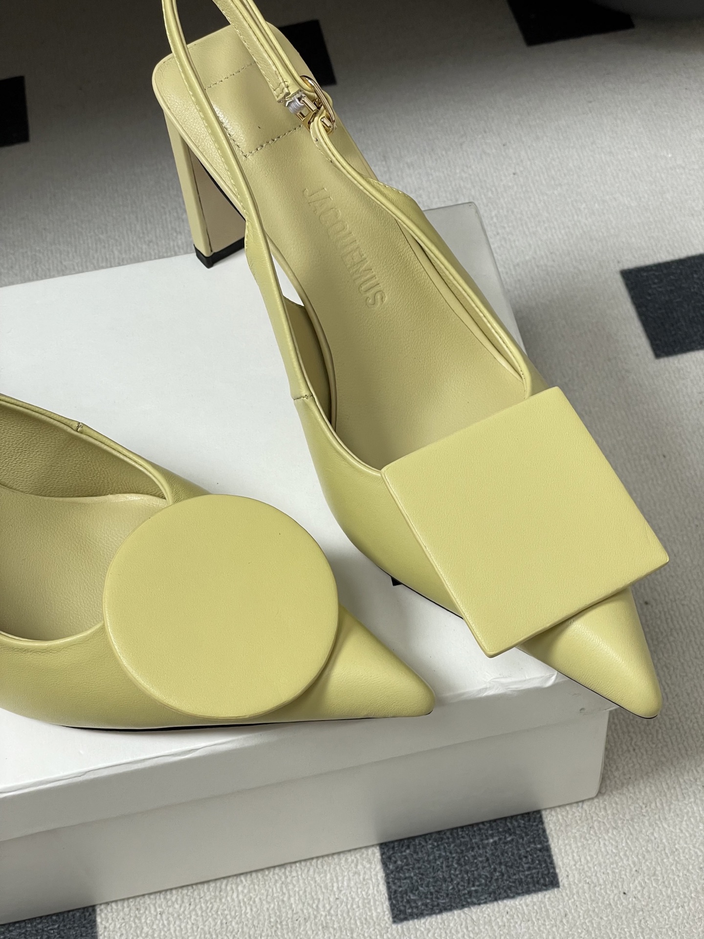 -小众潮牌 Jacquemus 26ss春夏新款尖头鸳鸯扣高跟后空凉鞋🆕几何图形设计 圆扣 方扣 新颖时
