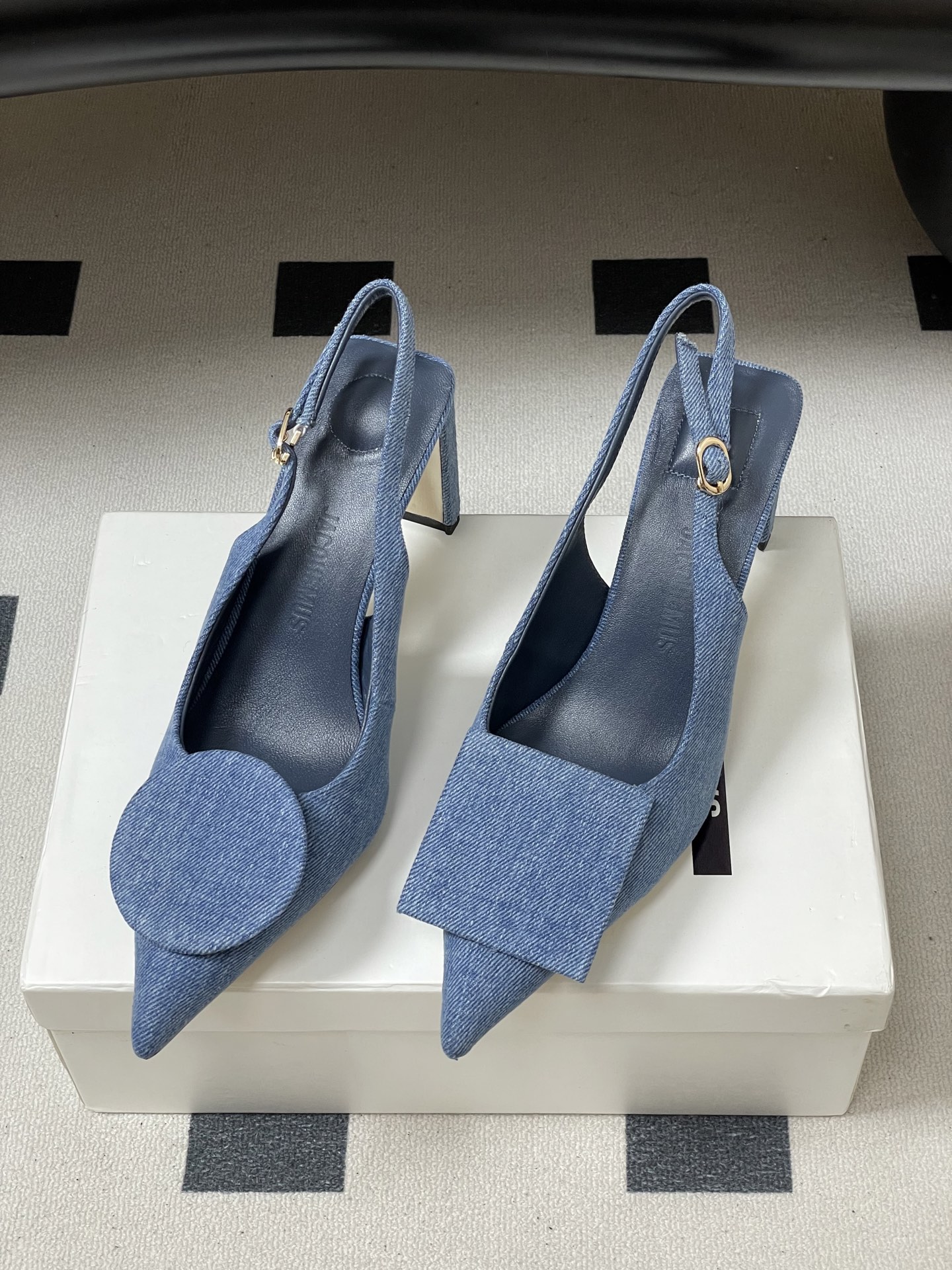 -小众潮牌 Jacquemus 26ss春夏新款尖头鸳鸯扣高跟后空凉鞋🆕几何图形设计 圆扣 方扣 新颖时