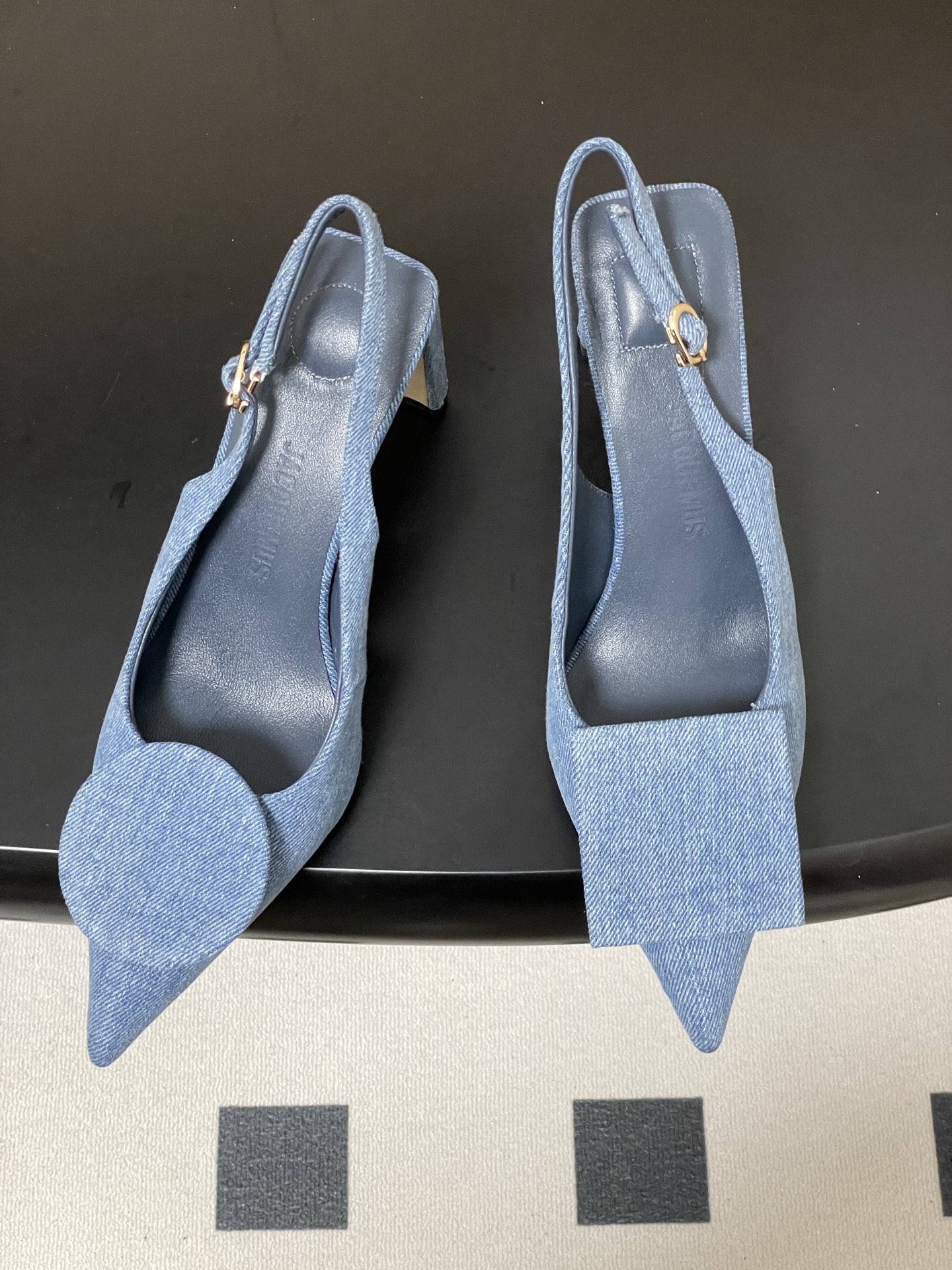 -小众潮牌 Jacquemus 26ss春夏新款尖头鸳鸯扣高跟后空凉鞋🆕几何图形设计 圆扣 方扣 新颖时