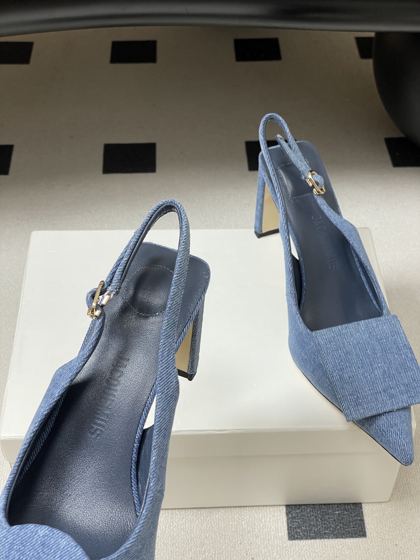 -小众潮牌 Jacquemus 26ss春夏新款尖头鸳鸯扣高跟后空凉鞋🆕几何图形设计 圆扣 方扣 新颖时