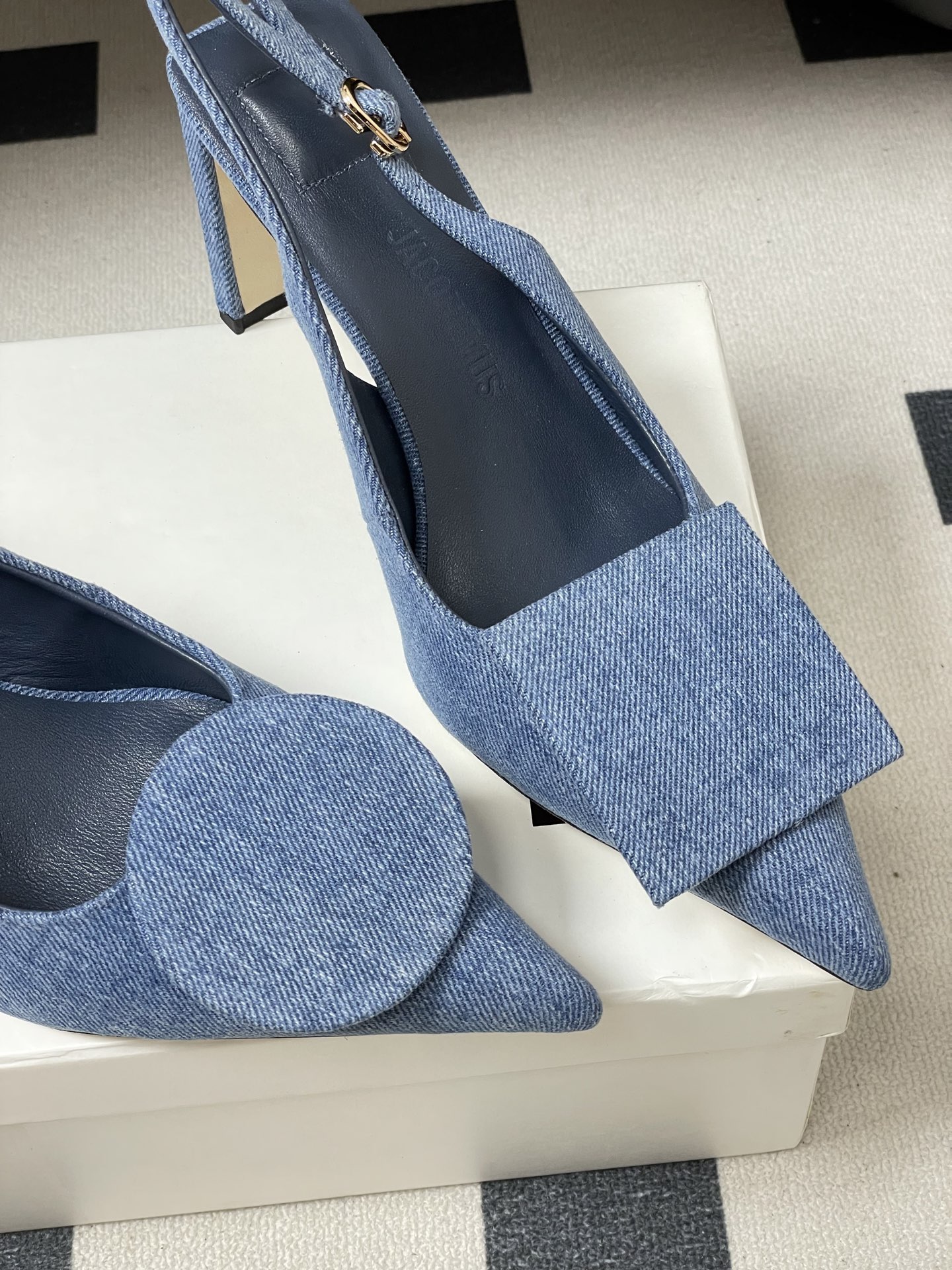 -小众潮牌 Jacquemus 26ss春夏新款尖头鸳鸯扣高跟后空凉鞋🆕几何图形设计 圆扣 方扣 新颖时